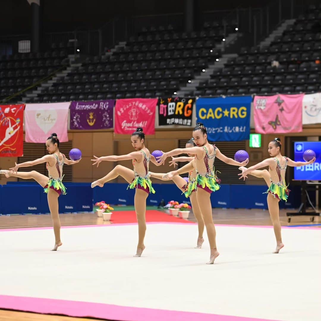 日本体操協会のインスタグラム：「ChacottCHAMPIONSHIPS第41回全日本ジュニア新体操選手権大会🇯🇵11/17-19 * 11月19日　団体選手権結果  女子 🏆優勝 #町田RG  2位 #神戸すみれ新体操クラブ  3位 #CACRG   大会情報ページ👉️ https://www.jpn-gym.or.jp/rhythmic/event/35005/  #全日本ジュニア新体操 #2023RGChacott #新体操 #rhythmicgymnastics #男子新体操 #mensrhythmicgymnastics」
