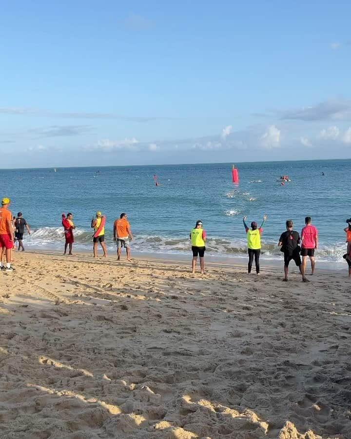 ルイス・アルタミル・メロのインスタグラム：「Final de semana diferente, nadei no @brasilironman !!! Competição divertida e com energia incrível.   1. Saindo da água depois dos 1900m   2. Animação pré prova, acordando as 3:50 da manhã. 🥴  3. Pós prova 😂  4. E agradecimento especial ao meu time @dilsonaraujo e @waltermacedo 🤝🏽 tamo juntoo, vocês são fera.   Ps: prefiro ficar na minha natação de piscina mesmo, com virada , submerso, nadar borbo, até 400 ta show pra mim. Mas o que vale é a experiência 🫶🫶🔥🔥💪🏽💪🏽」