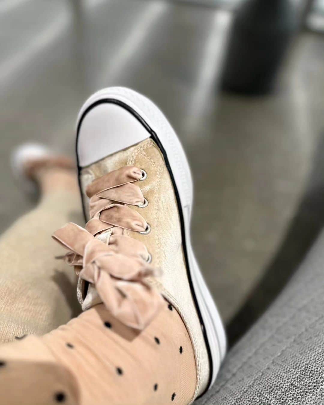 イ・スンヨンのインスタグラム：「@yeahfur  #벨벳커즈  궁새하신분들께는 선착순100분 켤레당한켤레씩 양말 선물로 드려요   7가지  컬러구요 저는 스카이블루와 그레이를 골랐어요  근데 요 베이지가 넘 이뻐서 들썩들썩 해요 ㅎ  몰랐으면 몰라도 한번이라도 신어보신분들은 한번으로  끝난적없는  전설의  예퍼 스니커즈   넘나  편하고 연출도 다양한  벨벳커즈   지금 @mago12_official  마고샵에서 공구중  입니다~~♡♡♡  #벨벳커즈 #내일라방갑니다 #색깔이환상👉👉💜」