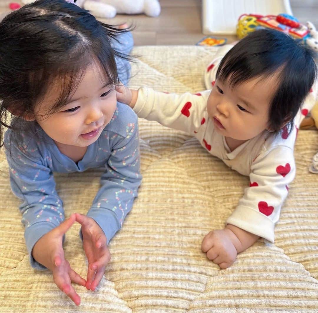 布川桃花のインスタグラム：「ふわふわラグの上で ゴロゴロするのが大好きな姉弟👧🏻👶🏻  テレビを見たり絵本を読んだり☁️  ひいているのは 極厚ボリュームラグ・グランド🧚‍♀️ @ikehiko_official   コーデュロイ調、キルティングデザインで お家が一気に秋冬仕様になっておすすめ💕  足も暖かい✨  耐久性に優れているだけあって しばらく使ってるけどクッション性、弾力性も 来たときと変わらずへたらなくて優秀！  我が家はアイボリーの185×185cmです☝🏻  #PR #sponsored #ikehikolife #ヒコラー」