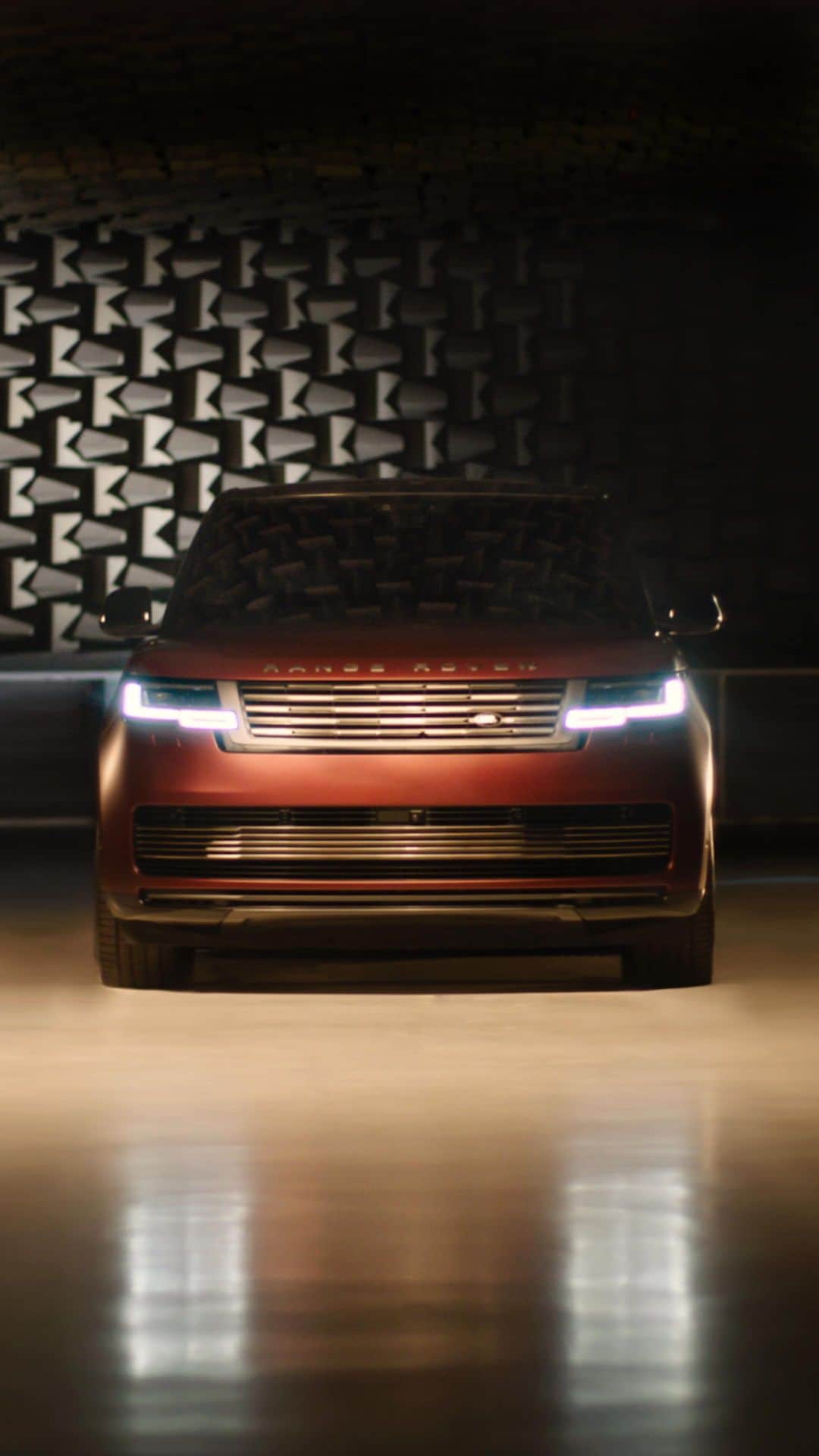Land Roverのインスタグラム：「The near-silent treatment.  #RangeRover」