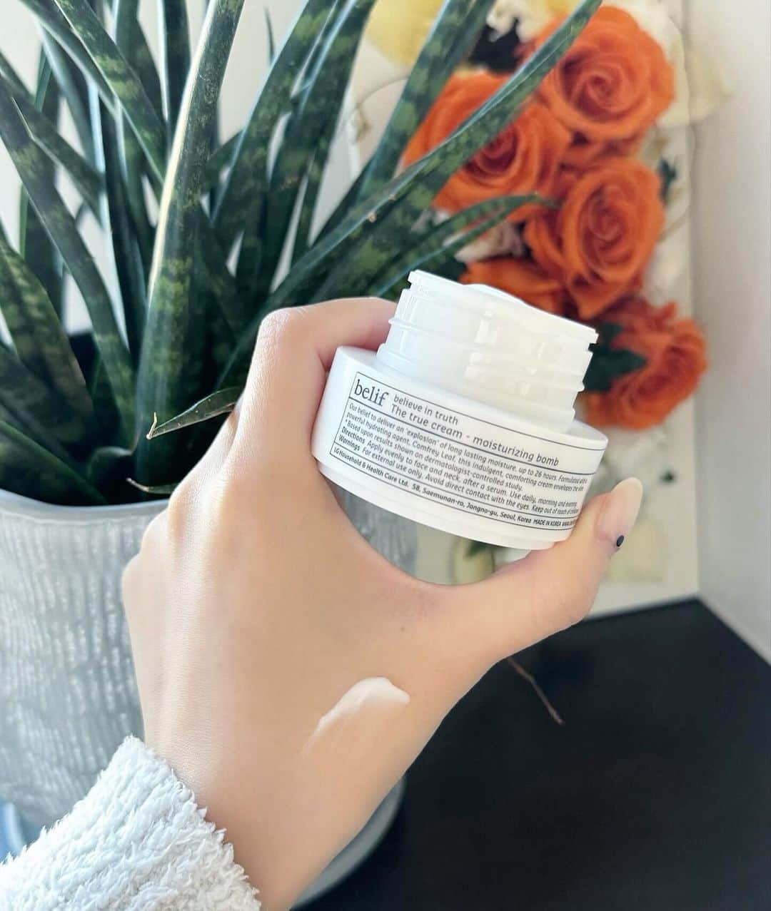 田口珠李のインスタグラム：「belifのThe true moisturizing cream🤍  厳選されたハーブエキス※が配合されていてお肌をやわらかく保ちながら、しなやかな肌へと導いてくれるの  ※ハーブエキス ハゴロモグサ葉エキス、ダマスクバラ花エキス、サンシキスミレエキス、セイヨウノコギリソウ花エキス、コハコベエキス、ダマスクバラ花エキス  伝統あるハーブの調合技術で イギリスの150年に及ぶ、ハーブ調合技術を受け継ぎ、こだわり抜いた技法でハーブからエキスを抽出🌿  belifこだわりの処方で 鉱物油、合成防腐剤、合成着色料、動物由来成分無添加。  25mLサイズはメガ割先行発売！🛍️ ビリーフクリームが気になっていた方、一度使ってみたかった方にもお買い求めしやすい価格とサイズで新登場🩵  お肌がしっとりして長時間保湿されるからこれからの季節に欠かせなくなる☃️  #PR#ビリーフ #belif #保湿クリーム #保湿ケア #メガ割」
