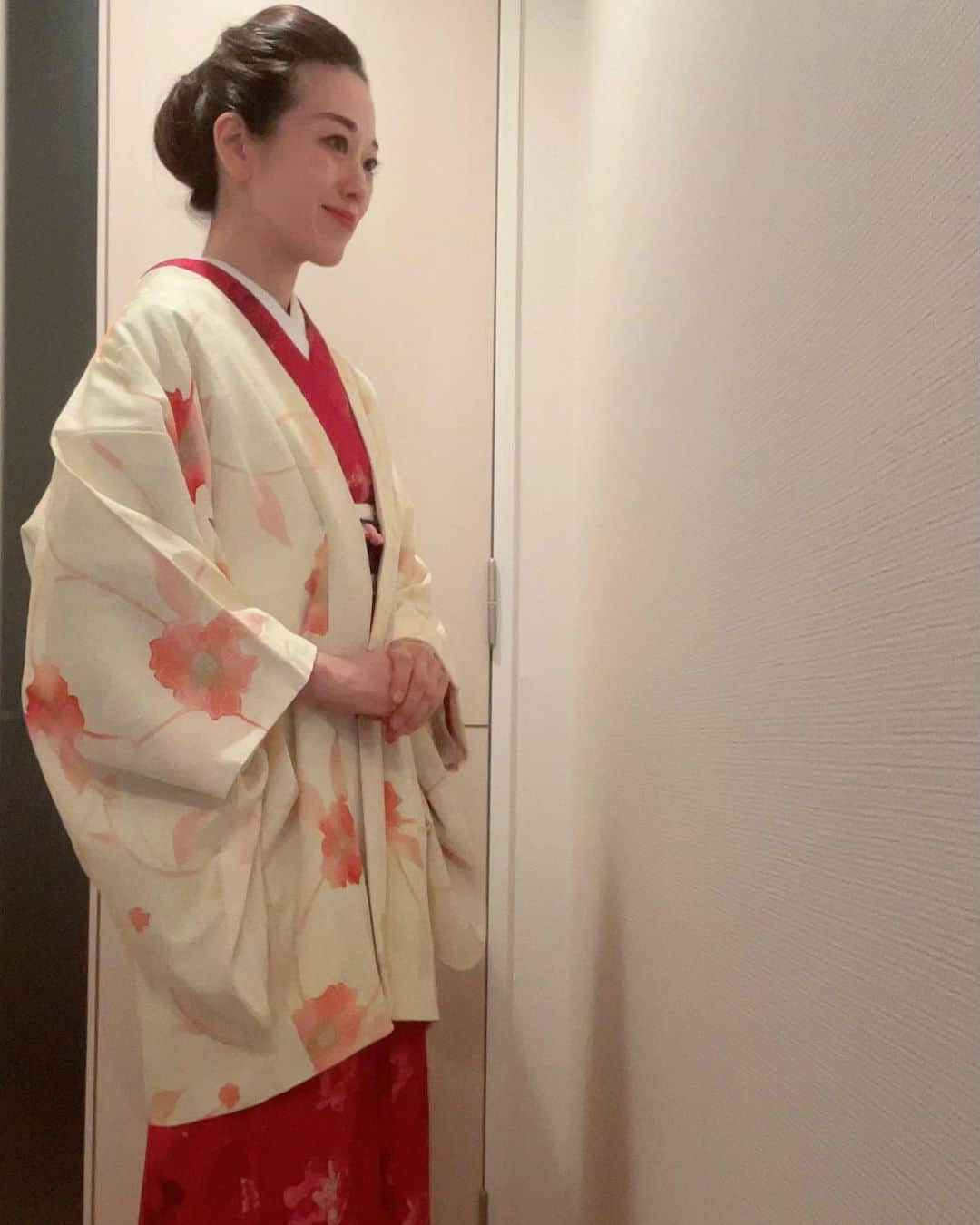 沢瀉美緒のインスタグラム：「※ Kimono coordinate ✨ . 母のお着物に祖母の帯。 東京はすごく寒くなって、襟巻も必要？ と思ったほど。 . この季節の一服は身に沁みる😌 . . #kimonomio #kimono #着物 #和服 #和装 #お稽古」