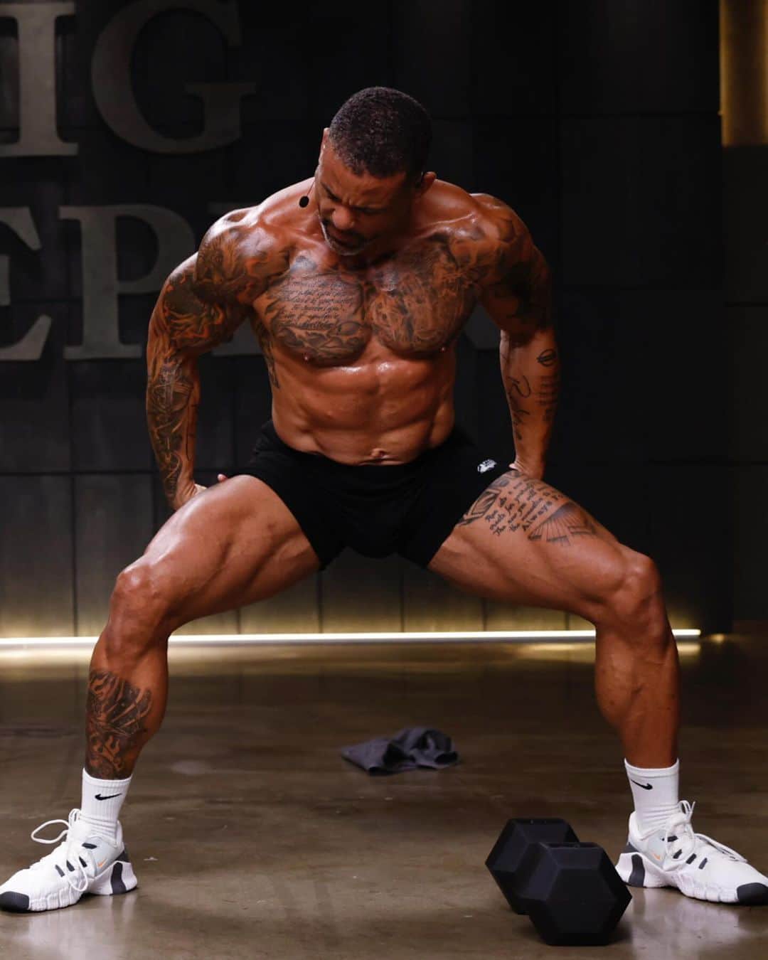 ショウン・トンプソンのインスタグラム：「Give me a 🤬 if you’re willing to reach the depths of burn to achieve long term results! @digdeeper is literally designed to transform your mind into understanding that the question, “How long is this program?” doesn’t apply here! “Get rid of the Finish Line. Tap into the Process!” #digdeeper #bodybuilding #bodybuildingmotivation」