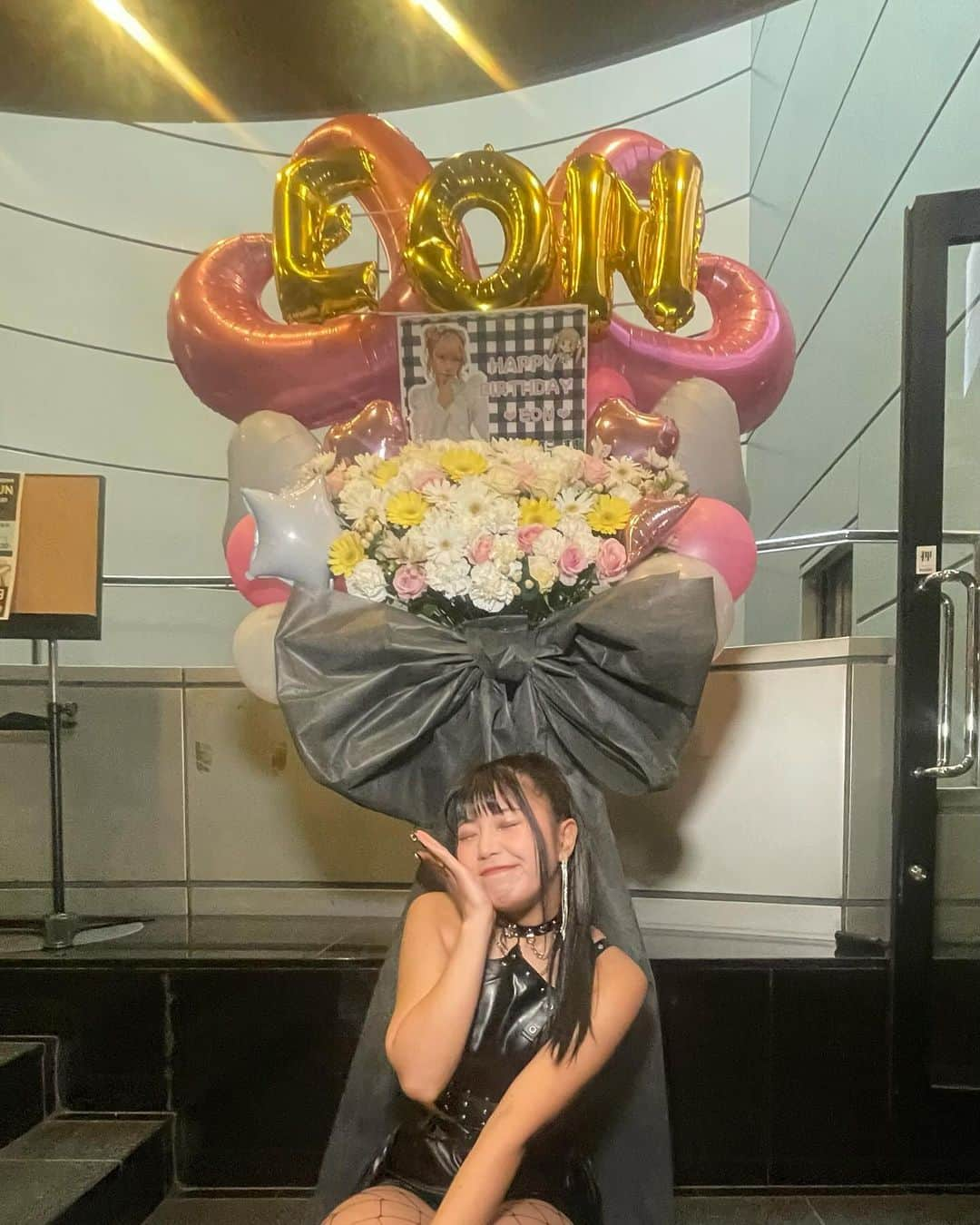 EON（梶野恵園）さんのインスタグラム写真 - (EON（梶野恵園）Instagram)「⁡ ⁡ 改めて生誕ライブ ありがとうございました！！！❤️‍🔥❤️‍🔥❤️‍🔥 ⁡ めちゃくちゃ燃え尽きた〜〜 最高に楽しくて幸せでした💭✨ ⁡ ひさびさに自分のパフォーマンスで ぶち上がってくれたり感動してくれたり ステージからの景色忘れられない最高の景色でした🏙 ⁡ 今までも生誕ライブって何回かさせてもらってるけど ここまでガッツリ9曲も歌うことなんかなかったから めっちゃ緊張したし色々な部分でプレッシャーも 感じてたりはしたけど温かく迎えてくれて 自分も納得いくまで練習できて達成感が凄いです🔥🔥🔥 ⁡ ぜひ来てくれた方はこの曲のここがやばかった👍🏻 とか感想コメントしてくださいな😉 ⁡ ほんまに幸せな生誕ライブをありがとうございました💖" ⁡ スタフラもプレゼントも愛もいっぱいありがとう💐  来年も出来ますように💫💫  #ええおんな26歳生誕」11月20日 23時37分 - ssfweon