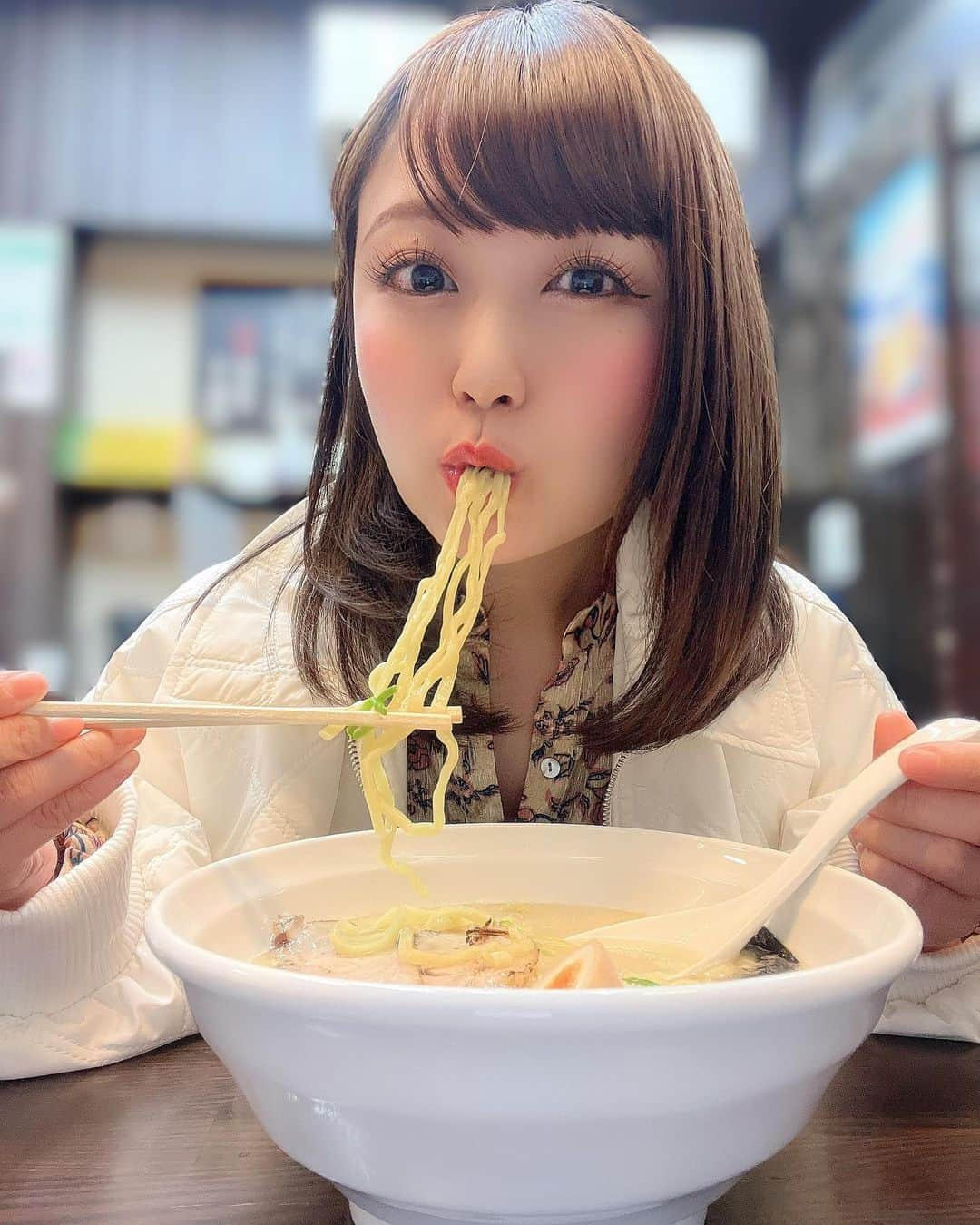 嶋梨夏のインスタグラム：「寒くて寒くて、お仕事帰りラーメン屋さんに寄って帰りました🍜 . . . . . #被写体 #お仕事依頼受付中 #ラーメン #ramen #ラーメン女子 #むちむち #ぷに子 #アラサー女子 #平成元年生まれ #150cm #ファインダー越しの私の世界 #ポートレート #ポートレート撮影 #女優 #actress #photooftheday #JAPAN #japanesegirl #instagood #followme #ricashima #嶋梨夏」