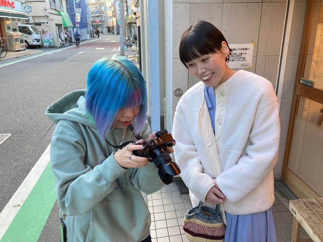 のインスタグラム：「料理本の撮影がんばっています  私のお買い物コーデや、食器棚の中身、お気に入りキッチン、おすすめ調味料、など。  大好きなパン屋さんやお肉屋さんでも、撮影させて頂きました。みなさん快く承諾してくださり嬉しいです。  そして…♡ 12月4日に本のお渡し会をやります。 東京です。 場所や時間など決まったら随時お知らせします。  関西でも12月にお渡し会を計画中です。 詳しい日程など、決まり次第お知らせしますね。  みなさんがときめく本になるように ダダちゃんともっちーとがんばります。🙊🤍  #誠子食堂」