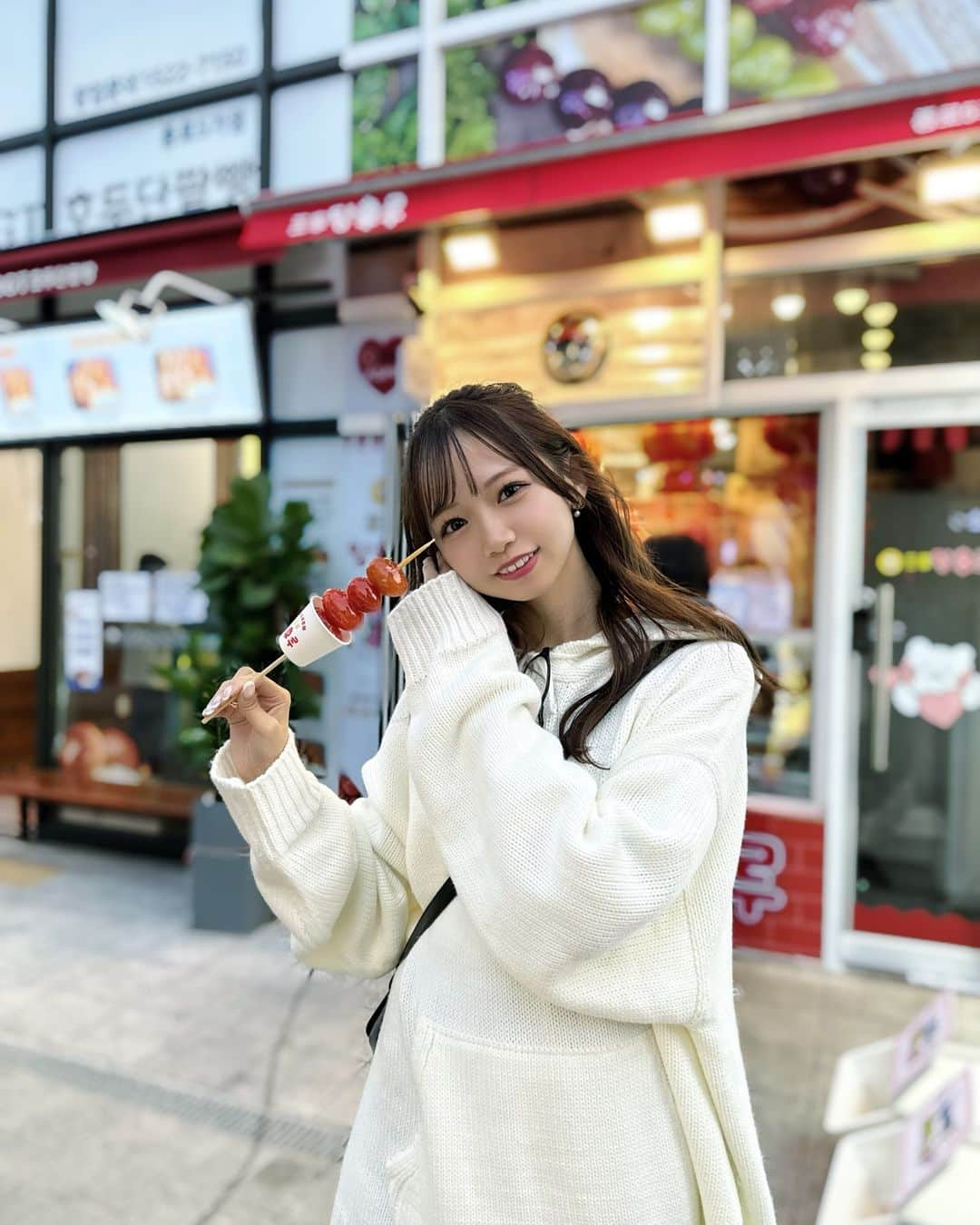 畑美紗起のインスタグラム：「韓国のトマト飴が感動的なおいしさだた…🍅🍬 また食べたい、タンフル💕💕 いちご飴はよく買うよ🍓  日本に上陸しないかなあ🇯🇵 日本でトマト飴売ってるところ見つけたら教えてね💪🏻 自分で作るか❕  #タンフル #トマト飴 #韓国旅行 #韓国 #韓国グルメ #japanesegirl #instagood #ootd #fashion #fashionstyle #fashionblogger #카페 #한국카페 #일본인 #한국메이크업 #탕후루 #王家タンフル」