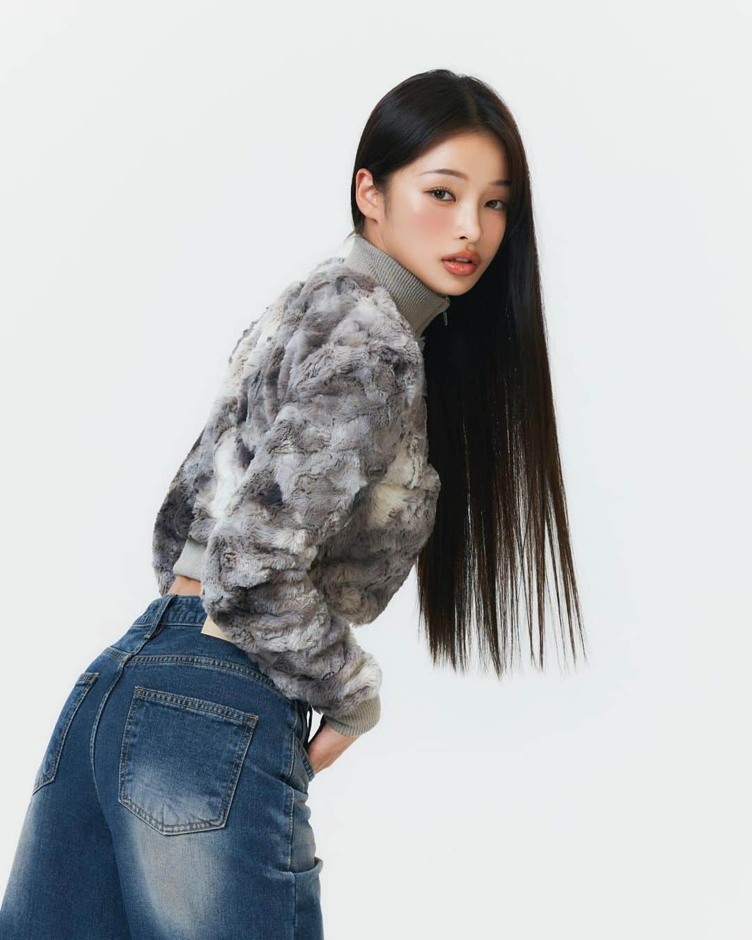 カン・ギョンミンさんのインスタグラム写真 - (カン・ギョンミンInstagram)「LAM MADE / OPEN : 11.21.7PM LOW WIDE CLOUDIE WASHING DENIM PANTS 로우 와이드 클라우디 워싱 데님 팬츠  11월 21일 저녁 7시  룩앳민 로우 와이드 데님 팬츠 출시합니다. @lookatmin_official   [당첨자 발표]  •친구태그 /3명 @_m1n9r2___ @rlagkdud__ @1uce_te_  •♥ / 2명 @jjaeriniiii_jelly @gyorinini」11月20日 23時50分 - kkmmmkk