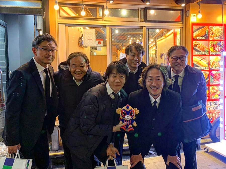 石川直宏のインスタグラム：「『一生青赤』  FC東京OB•OGスタッフ💙❤️  何年経っても想いは色褪せない。  想いを無駄にせず、受け継ぎ、新たな景色を共に。  R.I.P.🙏  #fctokyo #FC東京 #Tokyo #東京 #東京が熱狂 #FC東京ファミリー #YoullNeverWalkAlone #YNWA #NaohiroIshikawa #石川直宏」