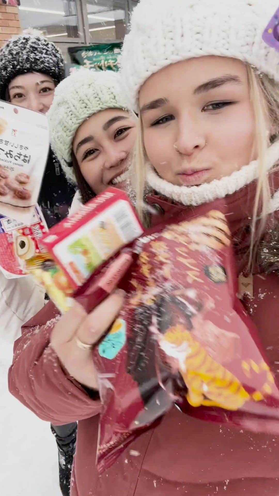 楠怜己のインスタグラム：「The real question is, would you try oyster, squid & anchovy chips? @miffrennie @reimikusunoki & @kareniwadare stocking up on snacks at 7 Eleven in Hokkaido」