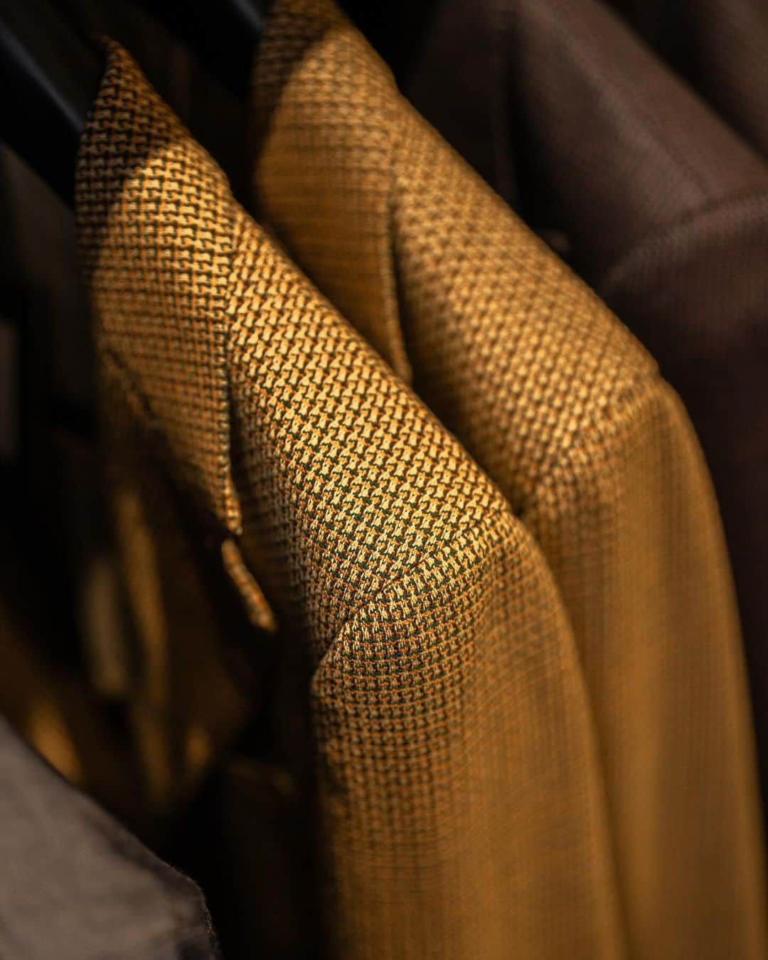 エドワード セクストンのインスタグラム：「A combination of tones and textures from the AW23 collection, available in-store and online now. 📸 @rkzuk.   #edwardsexton #savilerow #menswear #london #tailoring #sartorial #aw23 #autumn #winter #sexton」