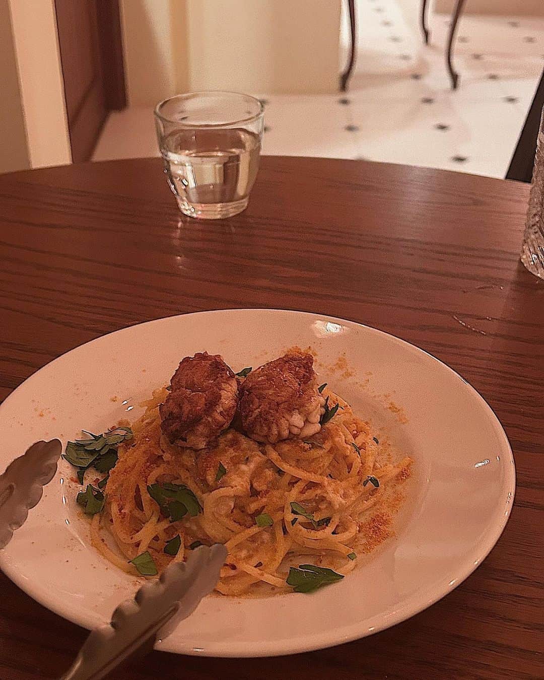 REONAさんのインスタグラム写真 - (REONAInstagram)「行きたかったご飯屋さんに行けて 雰囲気もご飯もワインも全部好きだった🤎😍 新しいご飯屋さん開拓するの楽しいし好き😍  そして指輪も可愛くてキュンキュン🥹🩷 @aletta_jewelry_official」11月20日 23時45分 - reona.0504