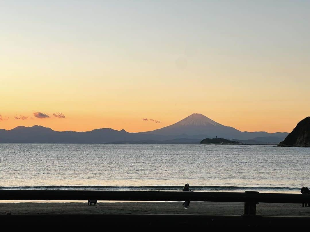 三村ロンドさんのインスタグラム写真 - (三村ロンドInstagram)「東名、横新は休日並みの大渋滞で、久しぶりにR134でのんびり帰ってみた。  だがR134も渋滞だ。  そして何故か…  横須賀の海岸沿いで温泉に浸かり、カラダと脚のマッサージを受けている。  のんびりし過ぎたかな。  #zushi #shonan #R134 #BigTrafficJam」11月20日 23時58分 - rondomimura