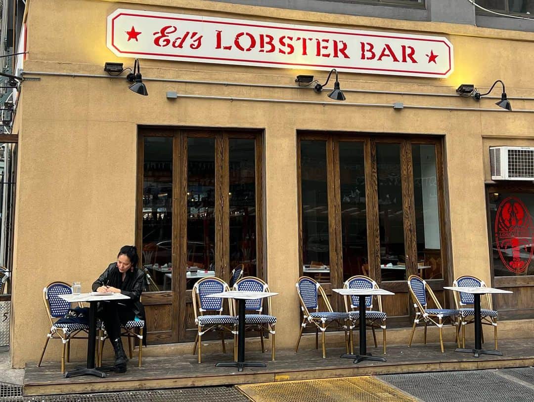 荒木優里さんのインスタグラム写真 - (荒木優里Instagram)「💓 フィラデルフィアからお友達が 遊びに来てくれましたーっっ🥰💓  Ed's Lobster Barでロブスターロールランチ😋🦞 プリプリのロブスターがたっぷりで大喜びでした😍😍 ロブスターロールはアメリカに来て 大好きになった食べ物の一つなのです✨ 最後に出てきたロブスター形のチョコレートは かわいすぎるね😁  SOHOエリアを散策しつつ お目当てのお店をいくつか見たらコーヒー休憩☕️  あっという間にお別れの時間になっちゃったけど🥲🕰️ フィリーの友達にNYで会えること、 日帰りでも会える距離なのは本当にありがたい🩷  私もまたフィリーにも遊びに行きたいな😊🎉 幸せな再会のひととき💕  #edslobsterbar #lobsterroll #soho  #アメリカ生活 #アメリカ暮らし #ニューヨーク #ニューヨーク生活  #ニューヨーク暮らし #ニューヨーク在住 #Newyork #NYC #NY #アメリカ在住日本人 #帯同妻 #渡米記録 #海外生活 #travel #trip #旅行好き #アナウンサー #フリーアナウンサー #荒木優里 #荒木優里のゆるりアメリカ生活」11月20日 23時52分 - yuriaraki0726