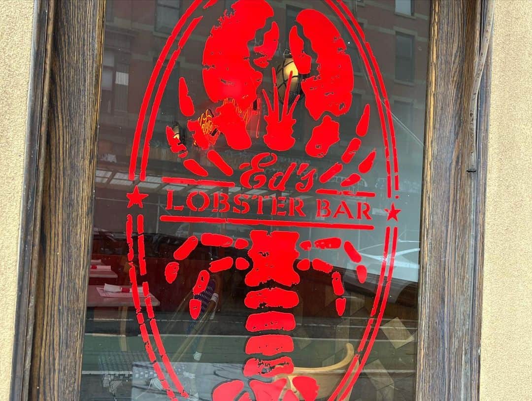 荒木優里さんのインスタグラム写真 - (荒木優里Instagram)「💓 フィラデルフィアからお友達が 遊びに来てくれましたーっっ🥰💓  Ed's Lobster Barでロブスターロールランチ😋🦞 プリプリのロブスターがたっぷりで大喜びでした😍😍 ロブスターロールはアメリカに来て 大好きになった食べ物の一つなのです✨ 最後に出てきたロブスター形のチョコレートは かわいすぎるね😁  SOHOエリアを散策しつつ お目当てのお店をいくつか見たらコーヒー休憩☕️  あっという間にお別れの時間になっちゃったけど🥲🕰️ フィリーの友達にNYで会えること、 日帰りでも会える距離なのは本当にありがたい🩷  私もまたフィリーにも遊びに行きたいな😊🎉 幸せな再会のひととき💕  #edslobsterbar #lobsterroll #soho  #アメリカ生活 #アメリカ暮らし #ニューヨーク #ニューヨーク生活  #ニューヨーク暮らし #ニューヨーク在住 #Newyork #NYC #NY #アメリカ在住日本人 #帯同妻 #渡米記録 #海外生活 #travel #trip #旅行好き #アナウンサー #フリーアナウンサー #荒木優里 #荒木優里のゆるりアメリカ生活」11月20日 23時52分 - yuriaraki0726
