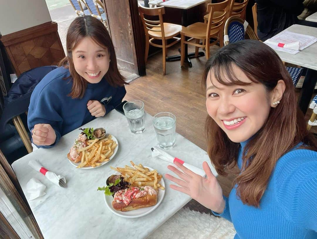 荒木優里のインスタグラム：「💓 フィラデルフィアからお友達が 遊びに来てくれましたーっっ🥰💓  Ed's Lobster Barでロブスターロールランチ😋🦞 プリプリのロブスターがたっぷりで大喜びでした😍😍 ロブスターロールはアメリカに来て 大好きになった食べ物の一つなのです✨ 最後に出てきたロブスター形のチョコレートは かわいすぎるね😁  SOHOエリアを散策しつつ お目当てのお店をいくつか見たらコーヒー休憩☕️  あっという間にお別れの時間になっちゃったけど🥲🕰️ フィリーの友達にNYで会えること、 日帰りでも会える距離なのは本当にありがたい🩷  私もまたフィリーにも遊びに行きたいな😊🎉 幸せな再会のひととき💕  #edslobsterbar #lobsterroll #soho  #アメリカ生活 #アメリカ暮らし #ニューヨーク #ニューヨーク生活  #ニューヨーク暮らし #ニューヨーク在住 #Newyork #NYC #NY #アメリカ在住日本人 #帯同妻 #渡米記録 #海外生活 #travel #trip #旅行好き #アナウンサー #フリーアナウンサー #荒木優里 #荒木優里のゆるりアメリカ生活」