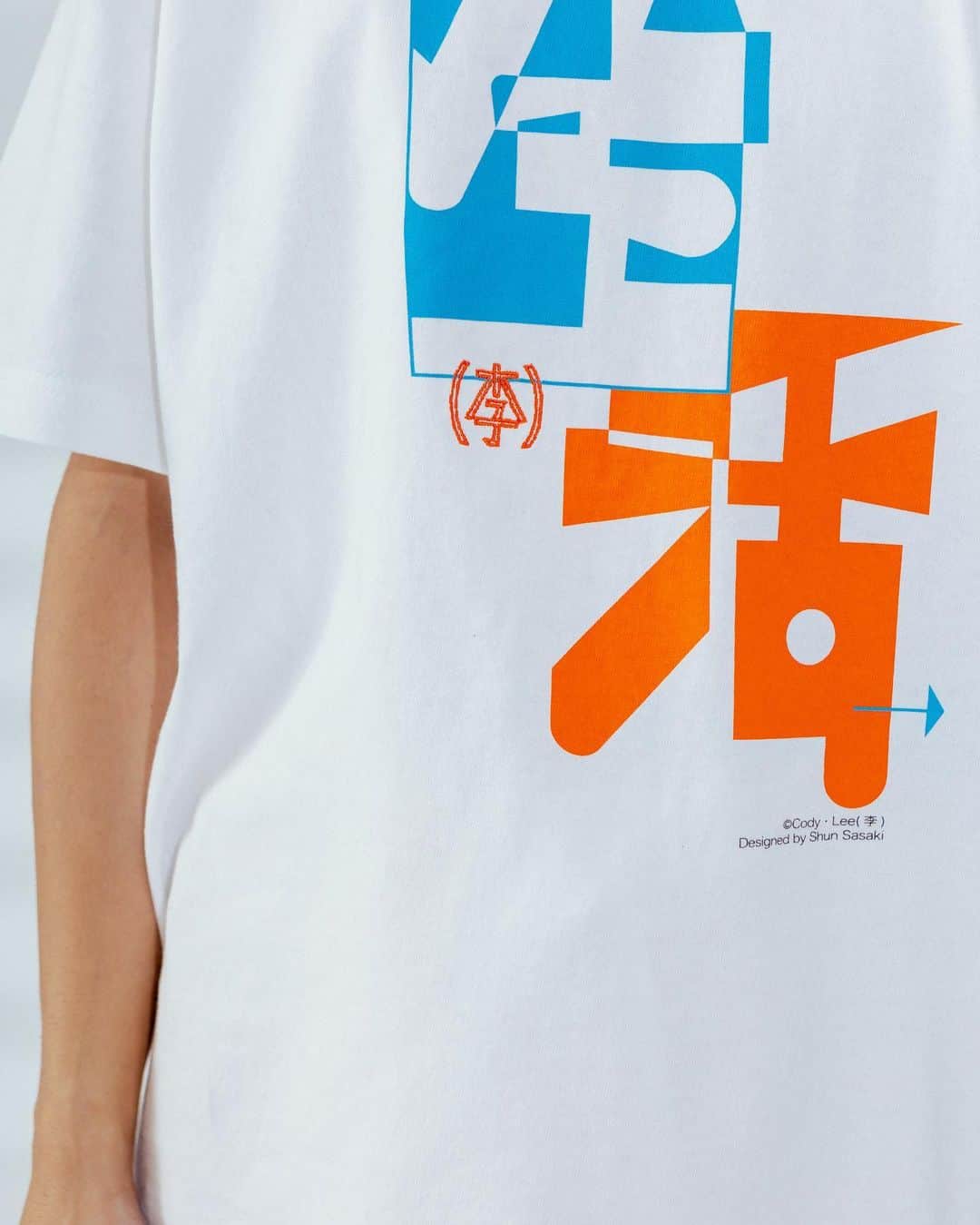 高橋響さんのインスタグラム写真 - (高橋響Instagram)「Cody・Lee(李) @codylee_official  TOUR GOODS "生活 Tee"  7.1ozの肉厚ボディを採用。(李)のロゴは刺繍にしました。コピーライト付き。佐々木さんのデザインが本当に良い。  Design：Shun Sasaki @nuhsikasas  Photography：Takanobu Souma @takanobusouma」11月20日 23時54分 - monell_0512