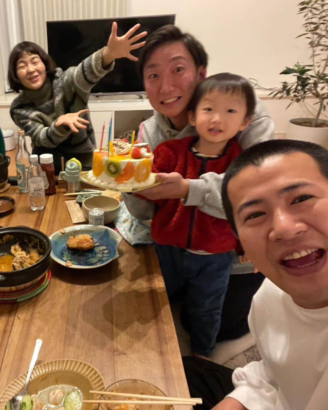 井上咲楽さんのインスタグラム写真 - (井上咲楽Instagram)「きょんさんお誕生日おめでとうございます！！！ 当日にみんなでお祝いしました〜！ すぎの子どもに好かれててさすがでした😂さすが元ベビーシッターさん！👏  誰にでも分け隔てない優しさのきょんさん！」11月20日 23時55分 - bling2sakura