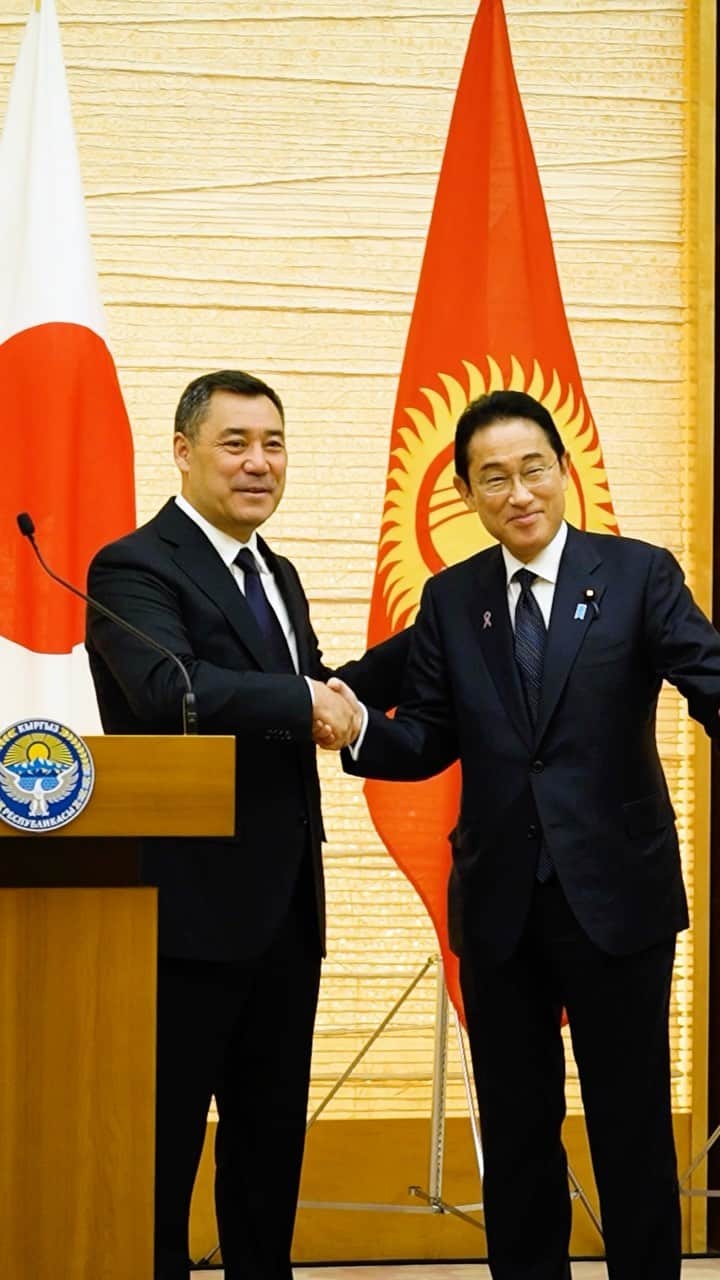 首相官邸のインスタグラム：「キルギスのジャパロフ大統領をお迎えし、首脳会談を行いました。キルギスは自由、民主主義、法の支配、人権等の価値や原則を共有する友好的で包括的なパートナーです。来年予定されている「中央アジア＋日本」首脳会合も見据え、今後一層、キルギスとの関係を幅広い分野で発展させてまいります。」