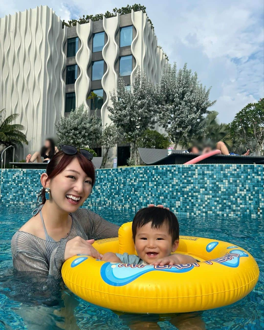 尻無浜冴美のインスタグラム：「4泊5日シンガポール旅行✈️🇸🇬 セントーサ島のVILLAGE HOTEL オープンしたばかりで綺麗！ プールは広くてインフィニティプール、水温もちょうど良くて気持ちよかった🥰 子ども用エリアもあって滑り台や流れるプールもあって8くんすっかりプール好きになりました🤭✨  #シンガポール旅行  #シンガポール  #セントーサ島  #villagehotelsentosa  #男の子ママ  #1歳  #子連れ海外  #子連れ海外旅行  #子連れ旅行  #子連れ旅行記  #海外旅行  #シンガポール旅行  #singapore」