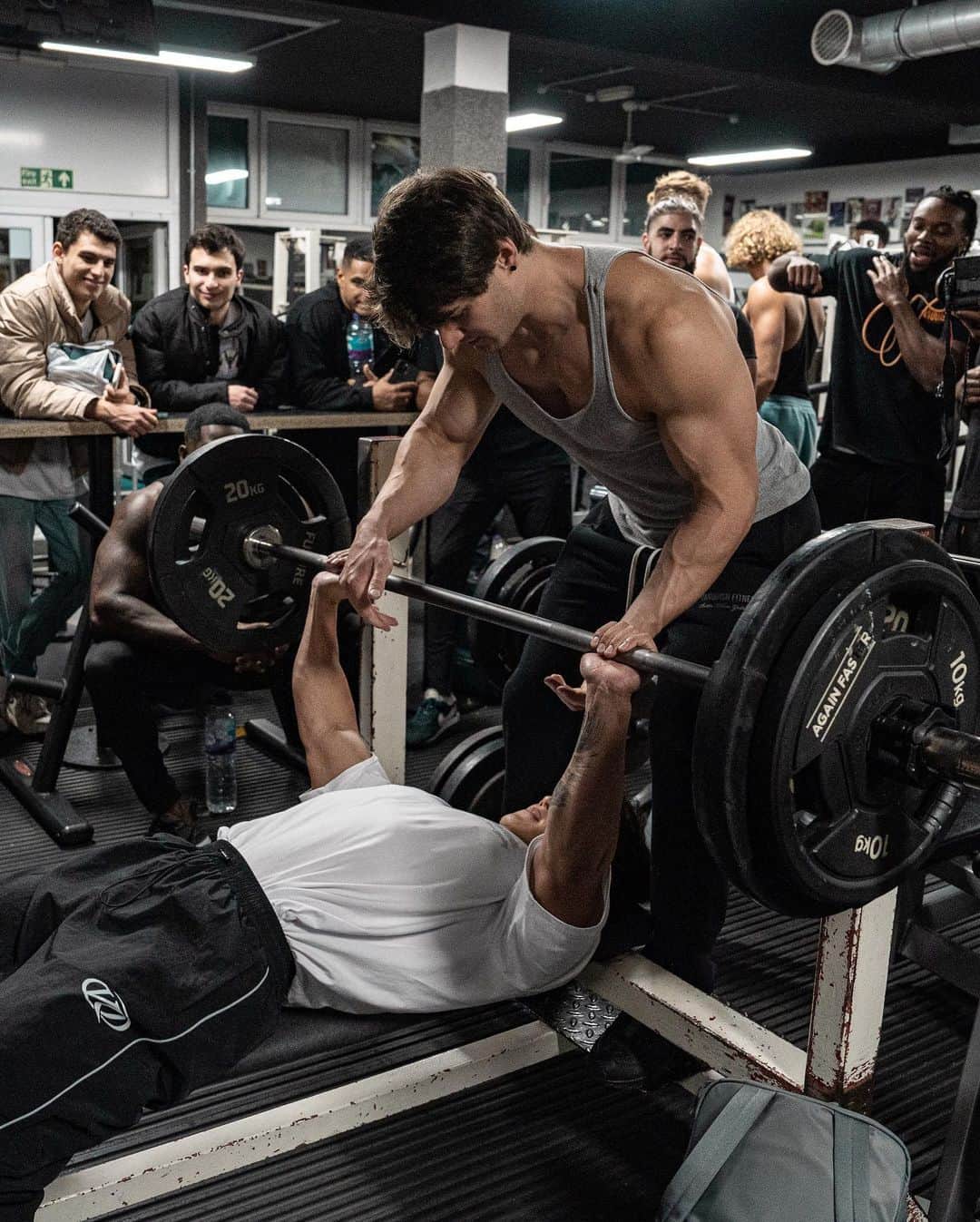 真子心太朗さんのインスタグラム写真 - (真子心太朗Instagram)「・ Workout time w/ @vqfit athletes  ・ 日本のジムの雰囲気と違ってジムにいる全員が心からトレーニングを楽しんでいた！みんながひとつになって応援している瞬間はジムが相当熱い🔥🔥最高の環境🇬🇧  ・ ・ ・ #fitnessmotivation #bodybuilding  #workout #fitness #training #gym #motivation #london🇬🇧 #uk」11月21日 10時53分 - shintaro_manago105