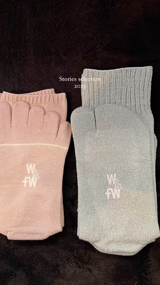 国生さゆりのインスタグラム：「roomソックスの下にも冷えとりくつ下🧦外出する時も下履きに冷えとりくつ下🧦おのずとヘビロテになる🧦くつ下って同じ時期にクタクタにならない❓ ピンク🩷黄色🟡ペーパーミント💚紫色🟪のタビっくすも可愛い👍✨ラメラメでテンション爆上がり✨  #冷えとり靴下  #素材にこだわる  #タビソックス  #健康でいたい  #可愛くありたい」