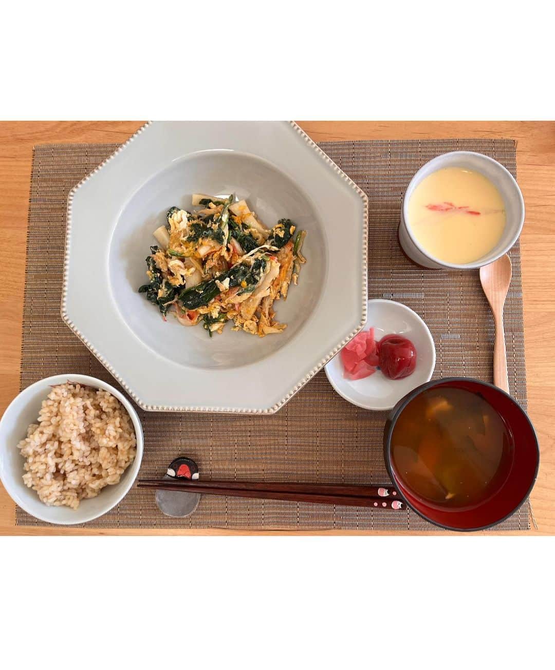 久保田磨希のインスタグラム：「一緒にワークショップをやっている #澤田大樹 くんから#千代の一番 という出汁を頂きました。 これが、美味❣️ やっぱりこだわりの出汁を使うといつものご飯が、お料理屋さんのご飯に変身します❣️ 千代の一番　、美味でございます 3枚目と4枚目の写真が妙で、ごめんなさい🙏 #久保田磨希 #澤田大樹 くんから貰った #千代の一番  #千代の一番野菜ブイヨン」