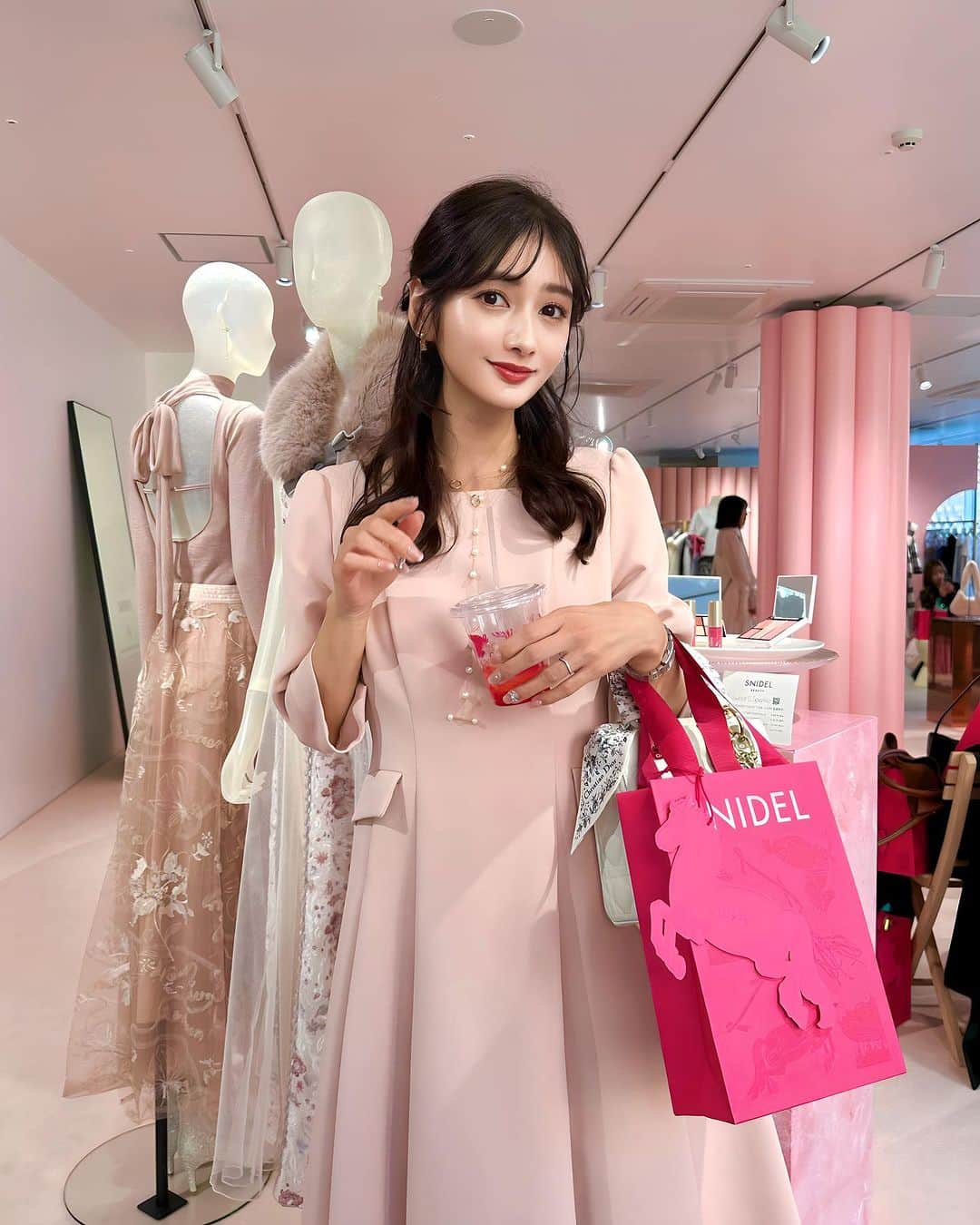 加藤瑠美のインスタグラム：「🩰🪽  @snidel_official @snidelbeauty のPOPUPへ💝 見渡す限りピンク💕可愛すぎる空間だった…🥹🫶 クリスマスに着たくなるような、キラキラふわふわのお洋服がたくさんあったよ💎✨ いただいたピンクのショッパーは23日(木)からお店でもらえるみたい🛍️  #PR#SNIDEL#23WinterSNIDEL#snowmagicholiday#popup#スナイデル#ホリデー#クリスマス#ワンピース」