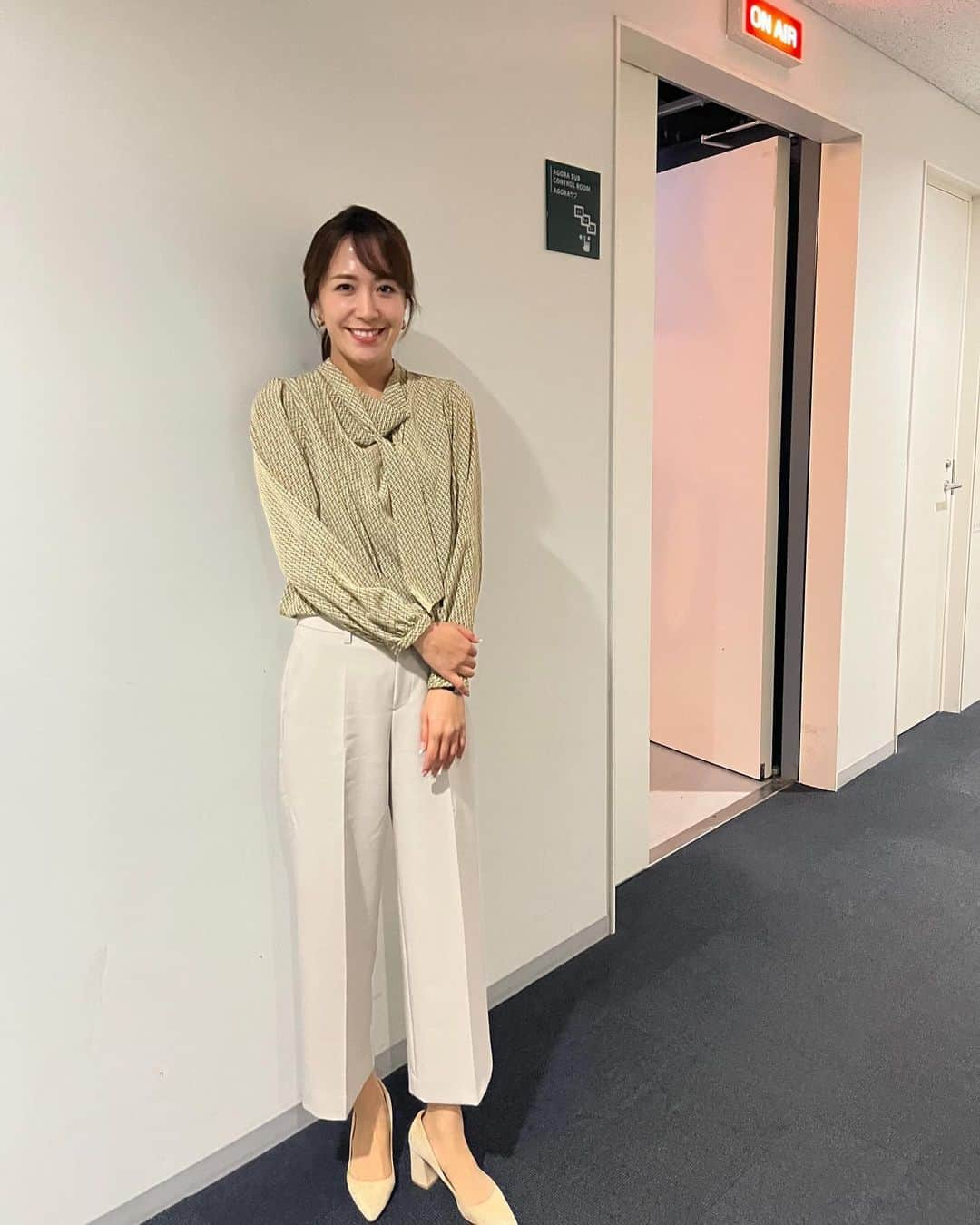 堤友香さんのインスタグラム写真 - (堤友香Instagram)「👗 最近の衣装です  着心地がとても良くて 形も綺麗なブラウス👚 @doubleface_tokyo_  いつも素敵なお洋服をありがとうございます😊  気付けばもう11月も後半戦ですね🫢  なぜか毎年11月に体調崩しがちですが 今年はなんとか元気に過ごせています💪  来月は特番や司会の仕事が控えているので 体調管理をしっかりしなければ💪  今週も 「FX経済研究所」よろしくお願いします🙇‍♀️ 見逃した方はYouTubeでも見られます📝  #日経 #日経cnbc #衣装 #doublefacetokyo」11月21日 12時15分 - yuka_tsutsumi0605