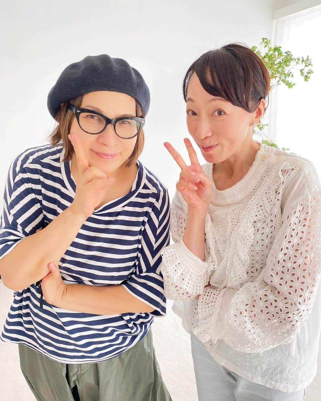 湯浅美和子さんのインスタグラム写真 - (湯浅美和子Instagram)「MAQUIA12月号はもう読んでくださいましたか？ 明日発売のMAQUIA1月号も楽しみですが、今日はまだ12月号が買えますので是非！  ブラジャー特集の監修とスタイリストを担当させていただきました。  志田音々さんがモデルさん♡ ヘアメイクは憧れの千吉良恵子さん♡  撮影日の私は完全に裏方なので汗だく💦 でも、せっかく千吉良さんとご一緒させていただいたので2ショット写真をお願いしてしまいました。 千吉良さん、動きがめちゃくちゃかわいらしくってキュンキュンしちゃいましたぁー🤣 明るい現場で楽しかったです🫶 大変でしたけど（モノを作るのはね、やっぱり、根気がいるのでね）チームワーク最高にて、納得いくページが完成しました💕  記事は好評で「勉強になった」「12月号で1番よかった企画」というお声も編集部に届いているそうです👙✨ ありがとうございます♡  ブラジャーの世界を深掘りして、ありとあらゆるお悩みにお応えしています。 悩みを解決するにはどんなブラジャーを買えば良いのかも掲載！  買い逃し、読み逃しなきよう、本日、書店へゴー📖  #MAQUIA #下着 #美容 #バストアップ #美乳 #ブラジャー #綺麗になりたい」11月21日 10時51分 - miwako_yuasa