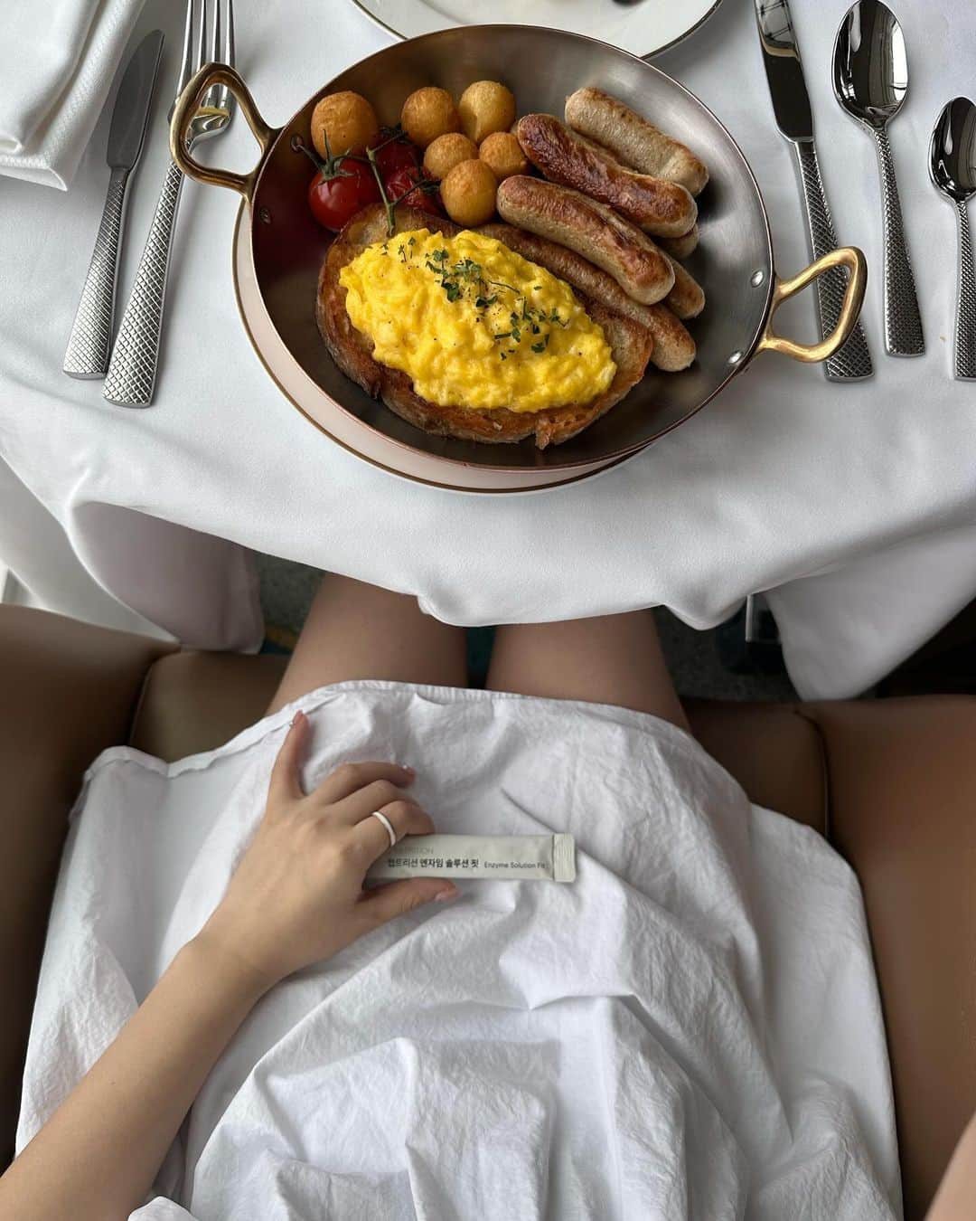 ホン・ヨンギさんのインスタグラム写真 - (ホン・ヨンギInstagram)「굿모닝 영심 ☀️ 잘 주무셨나요.. 전..아주 개운하게 잤답니다? 다름이아니라 우리 모든 제품들이 별명이 있는데 ( 똥트리 콩알이 등등ㅋㅋ) 효소만 별명이 없는거같아서 별명지어주는 영심에게 치킨기프키콘 쏘려해요  10분에게 드릴거니까 웃긴별명등등  뽑아보겠습니다!!!ㅋㅋㅋㅋㅋㅋㅋ 아참 효소 오픈 1시간 뒤 12시 인거 아시죠 ?시간 넘 빠름 다음공구는 내년되야하니 이번에 쟁여두셔요 댓글에 별명 많이 올려주세요 😍✨」11月21日 10時52分 - kisy0729