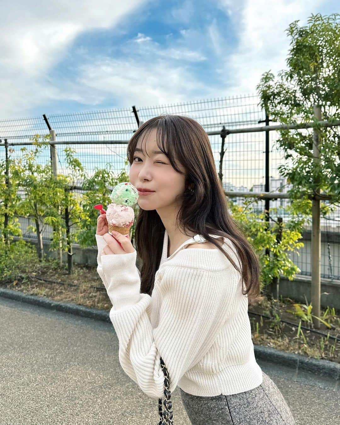 指原莉乃のインスタグラム：「31歳になりました！  若い時は歳をとっていくのすっごく嫌だったけど、最近はちょっと嫌なような、なんとも思わないようなって感じです🙆 やってみたいことも趣味も、行きたい場所も、選択肢がたくさんあって、出来ることが増えて、大人はとっても楽しいです。  お昼と夕暮れの間みたいなタイミングだったので、背景2パターン撮れた。夕暮れはTwitterに載せてます🫶（「まだTwitterなんですね😂」コメントを撲滅させるくらいTwitterって言っていきます！）  みなさんもよい一年にしましょうね！」