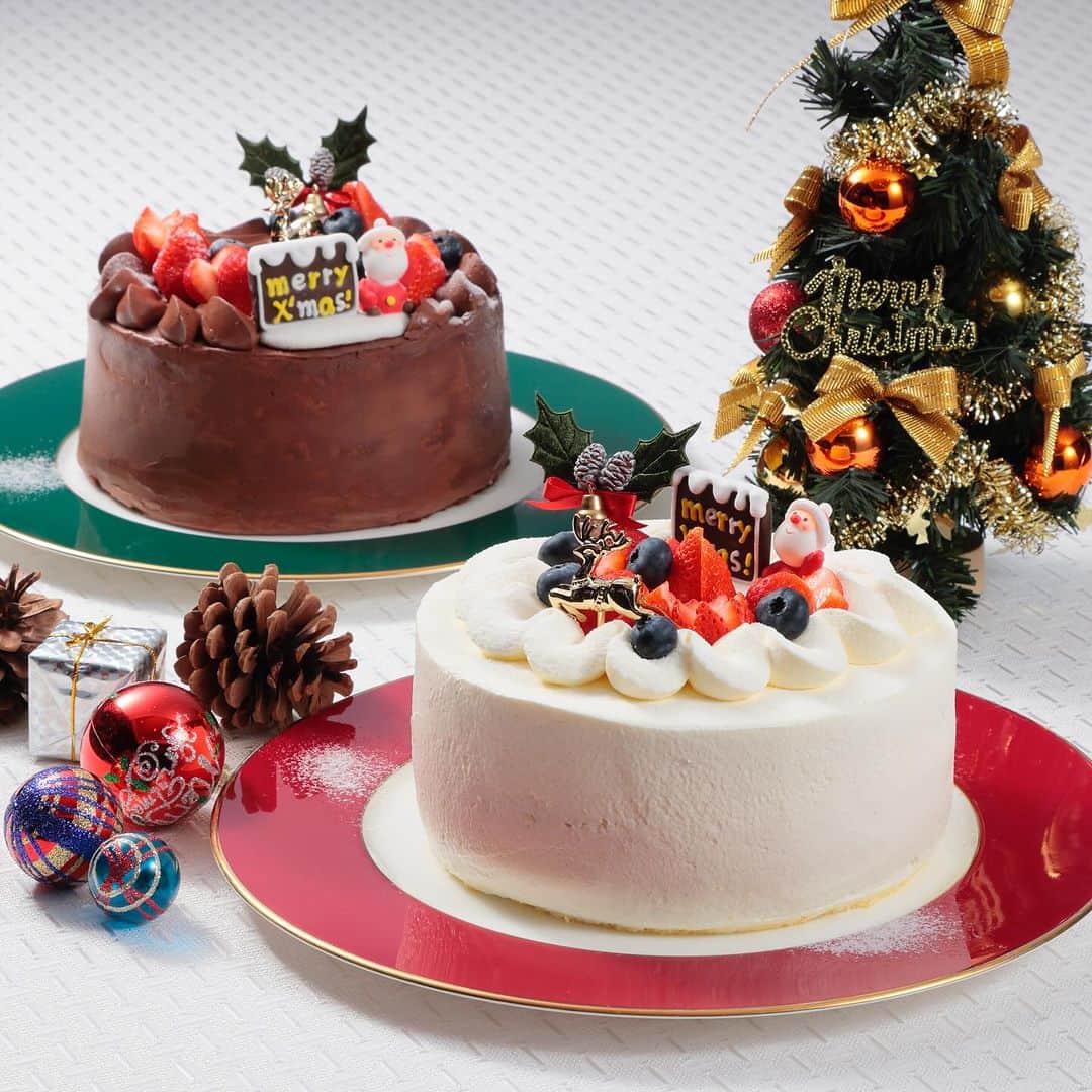 長崎ロイヤルチェスターホテルのインスタグラム：「ロイチェのレストラン【ロウズ】のクリスマスケーキ☆ 毎年大人気のクリスマスケーキの予約開始しております！ お早めにご予約くださいね♪  #クリスマスケーキ #クリスマスケーキ予約 #ロイチェ #ロウズ #クリスマス」