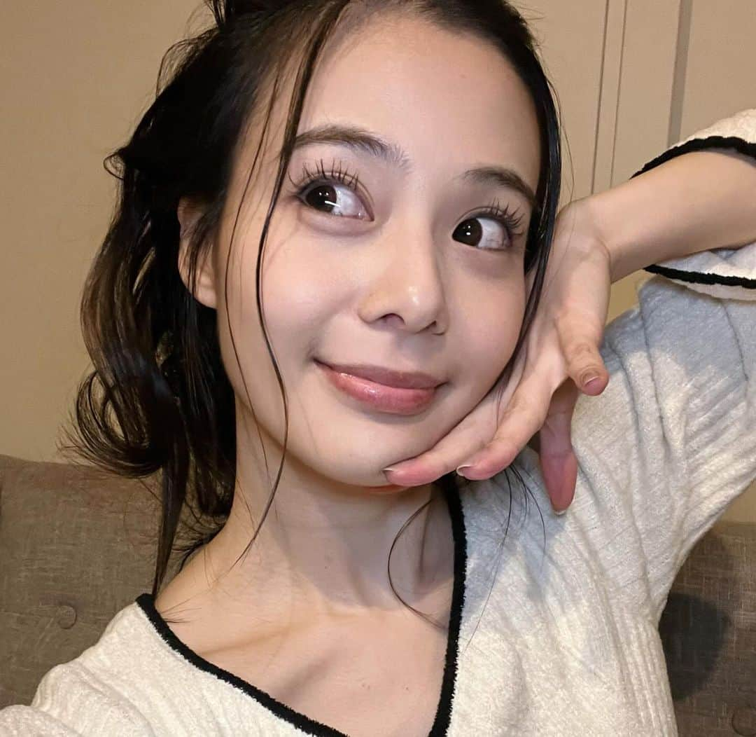 吉高寧々さんのインスタグラム写真 - (吉高寧々Instagram)「Twitterで人気？やったシリーズ♡  髪の毛ほどいたら いい感じに変な髪型になってましてん🦹🏻❤️‍🔥笑  今日も頑張ろう～🥴   #吉高寧々」11月21日 9時23分 - _yoshitaka_nene