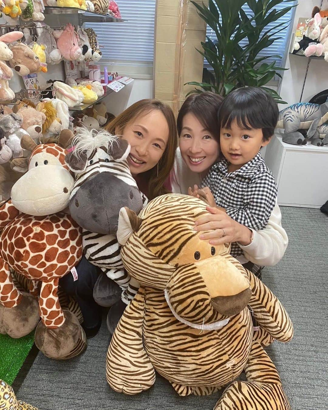 浦田聖子のインスタグラム：「． 可愛い子見つけると♡ついね、 イタズラしたくなっちゃう🐯  インスタやってもないのに登場率高かった真理、 皆さんやっとはじめましたよ〜笑  @mariochiai5714   #nici #ニキ #ぬいぐるみ #中学からの仲 #🏐 #落合真理 と三男坊」