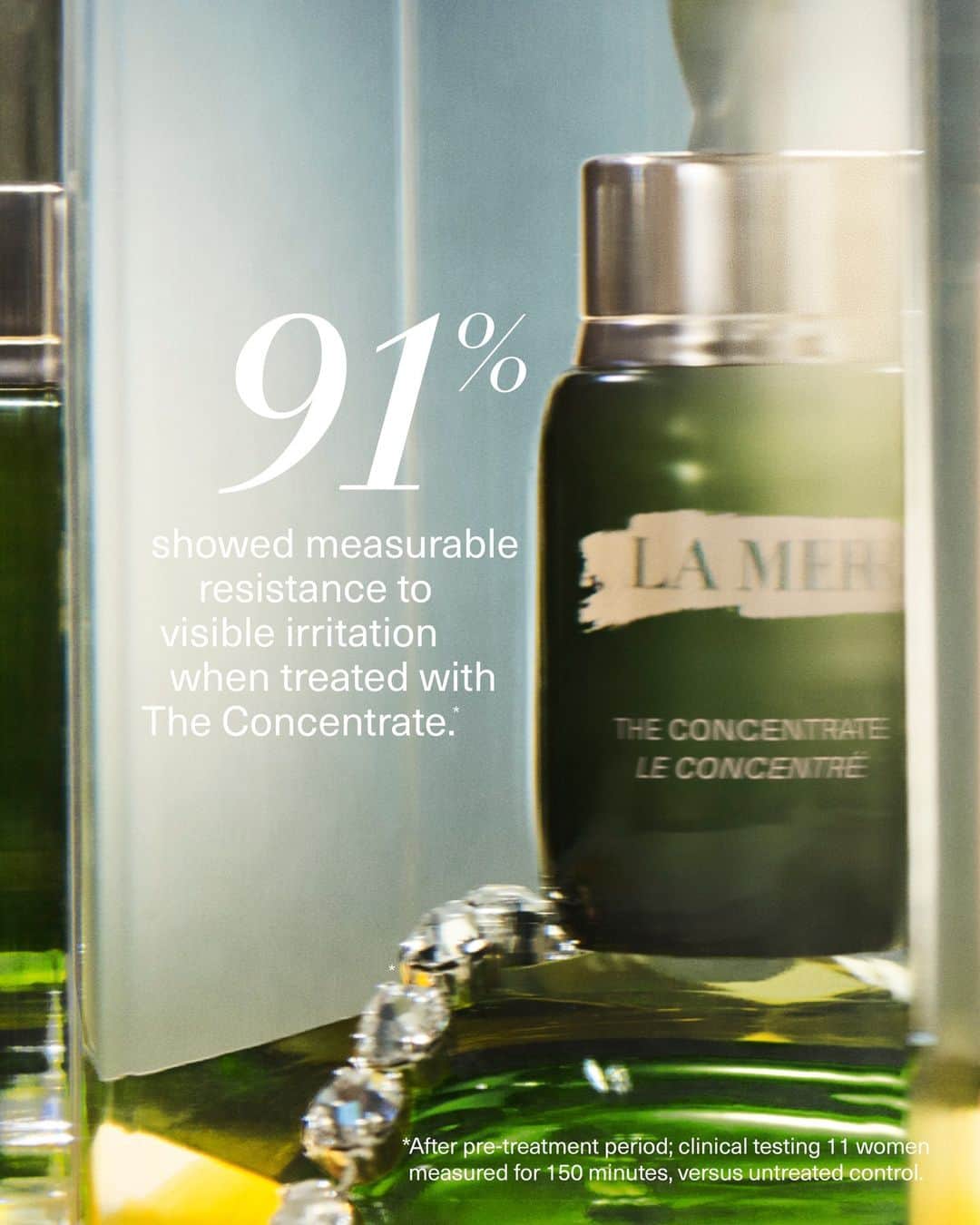ドゥラメールのインスタグラム：「Let's bring a little La Mer science into focus. Our barrier-boosting Concentrate is made with visible youth-renewing Concentrated Miracle Broth™, a super-potent form of our powerhouse elixir, which helps visibly calm skin so it can focus on natural renewal.   Shop now at the link in bio. #LaMer #LaMerSkincare #LaMerConcentrate」
