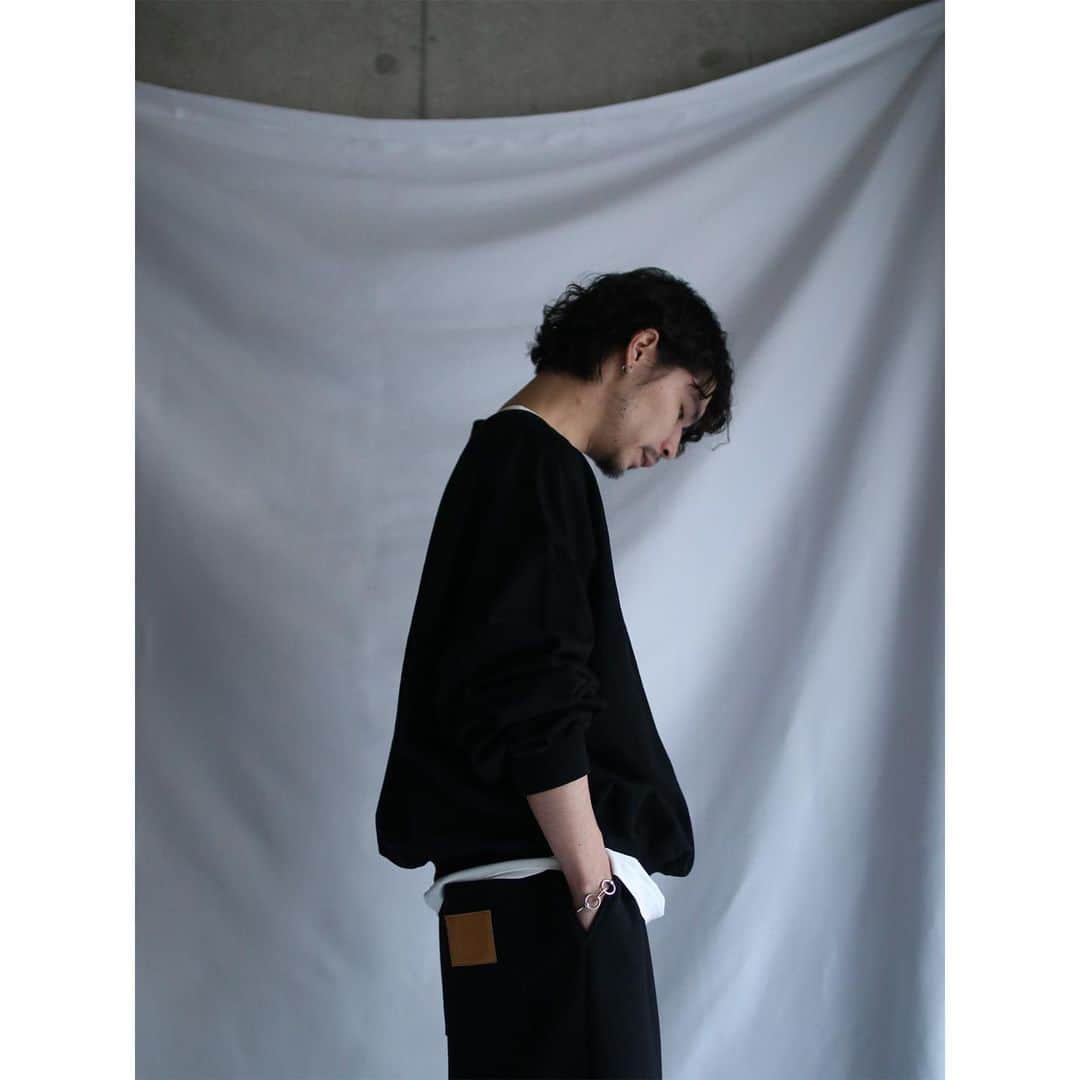 G.V.G.V.のインスタグラム：「G.V.G.V. WHERELESS 11/23(thu) on sale  2023年7月よりスタートした、G.V.G.V.の新ライン『WHERELESS(ウェアレス)』から第三弾としてオーバーサイズハーフスリーブTシャツ、 第一弾で人気を博したSWEAT TOPとSWEAT PANTS、DENIM TOP、DENIM PANTSの新色、そしてSWEAT TOPとSET UPで着用可能なSWEAT SHORTSの6型が発売となります。  これまで同様に今回のラインナップも、エイジレス、シーズンレス、ジェンダーレス、“WHERELESS“に着用可能なアイテムとなっております。  SWEATシリーズとH/S TEEのカラーリングは定番のBLACKに加え、BROWN、GREIGEを展開。 DENIMシリーズではBLACKが登場致します。  『WHERELESS』のアイテムには全てシグネチャーのウォッシャブル革パッチが付いており、徐々にヴィンテージのような味が出てきます。  ■DENIM TOP Size：One Size Color：BLACK Price：¥27,500- (tax in)  Model @kstommy0714  #gvgv #whereless」