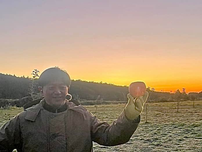 依田司さんのインスタグラム写真 - (依田司Instagram)「11月21日(火) 栃木県矢板市の「加藤農園」さんのリンゴ畑から。 ここ矢板市はリンゴの生産量が栃木県内トップを誇ります。実が完全に熟すまで樹につける「樹上完熟」によって瑞々しく、甘いリンゴになるんだそう。 今年は異例の残暑が続いたため、収穫時期が2週間ほど遅くなってしまったそうです。それでも、ここ最近の冷え込みで成長がすすみ、少しずつ出荷が始まりました。猛暑の影響からか、今年は例年より甘いリンゴが出来たそうです。りんごジュースやりんごバター、りんごのグラッセなど、どれも絶品。直売所や道の駅で購入可能。 2枚目、私はどこ？。  #加藤農園のサンふじ #LACOSTE #ラコステ #依田さん #依田司 #お天気検定 #テレビ朝日 #グッドモーニング #サタデーステーション #気象予報士 #お天気キャスター #japan #japantrip #japantravel #unknownjapan #japanAdventure #japanlife #lifeinjapan #instagramjapan #instajapan #療癒 #ilovejapan #weather #weathercaster #weatherforecast」11月21日 9時37分 - tsukasa_yoda