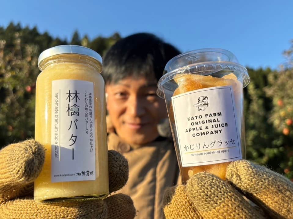 依田司さんのインスタグラム写真 - (依田司Instagram)「11月21日(火) 栃木県矢板市の「加藤農園」さんのリンゴ畑から。 ここ矢板市はリンゴの生産量が栃木県内トップを誇ります。実が完全に熟すまで樹につける「樹上完熟」によって瑞々しく、甘いリンゴになるんだそう。 今年は異例の残暑が続いたため、収穫時期が2週間ほど遅くなってしまったそうです。それでも、ここ最近の冷え込みで成長がすすみ、少しずつ出荷が始まりました。猛暑の影響からか、今年は例年より甘いリンゴが出来たそうです。りんごジュースやりんごバター、りんごのグラッセなど、どれも絶品。直売所や道の駅で購入可能。 2枚目、私はどこ？。  #加藤農園のサンふじ #LACOSTE #ラコステ #依田さん #依田司 #お天気検定 #テレビ朝日 #グッドモーニング #サタデーステーション #気象予報士 #お天気キャスター #japan #japantrip #japantravel #unknownjapan #japanAdventure #japanlife #lifeinjapan #instagramjapan #instajapan #療癒 #ilovejapan #weather #weathercaster #weatherforecast」11月21日 9時37分 - tsukasa_yoda