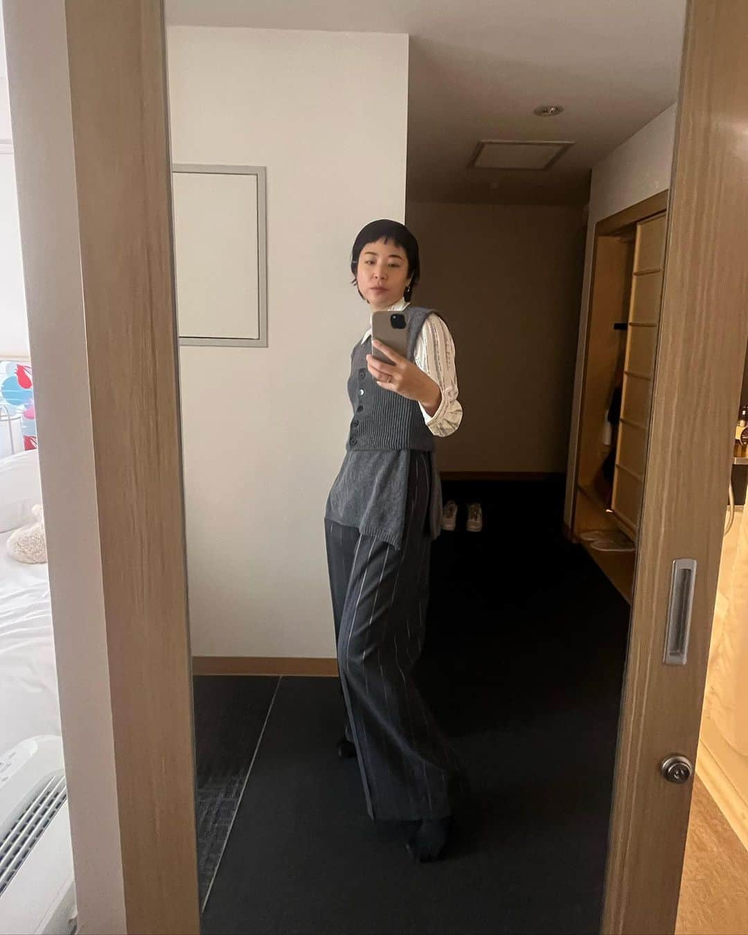 福本敦子さんのインスタグラム写真 - (福本敦子Instagram)「I LOVE YOU KYOTO😭😭 #京都 自分にとって都会の生活で忘れてたものをパッと取り戻せるところ。 飲食店が多くて働いてる人たちの顔が好き。ちなみに自分が疲れてる時、物を落としたり電車間違えたりコーヒーこぼしたり必ずするからそういう〝町からのメッセージ〟っぽい事が起こりやすいところも好き。さすが神様がたくさんいるところだわ⛩️ LIST： 1.園の賑わい　#鍵善良房  　旅のおやつ 2. 関西のお仕事でいつもと違う感じの服　💛 3.京都の虹 4.寒さ痺れる寺での甘酒最高/高台寺 5.清水寺から見る夜の京都 　（特別拝観） @feel_kiyomizudera  人がたくさんいたんだけどそれに負けない磁場感じるさすが清水🙏 6.色々ドラマチックな高台寺 　（特別拝観）  7.京都はいたるところにこんな生花あってうれしい 8.個人的パワースポット　鴨川 　地下水が流れる京都はやっぱり水が大事？鴨川行くと元気になる 9.魯山人のうつわ　#何秘館  　祇園四条にあるのにゆっくり見れる 私立美術館。サイズは大きくないけど 建物が面白いし静かだし、busy な京都にちょうどいい。→ #kahitsukan 10.自然のキラキラがたくさん🍁」11月21日 9時44分 - uoza_26