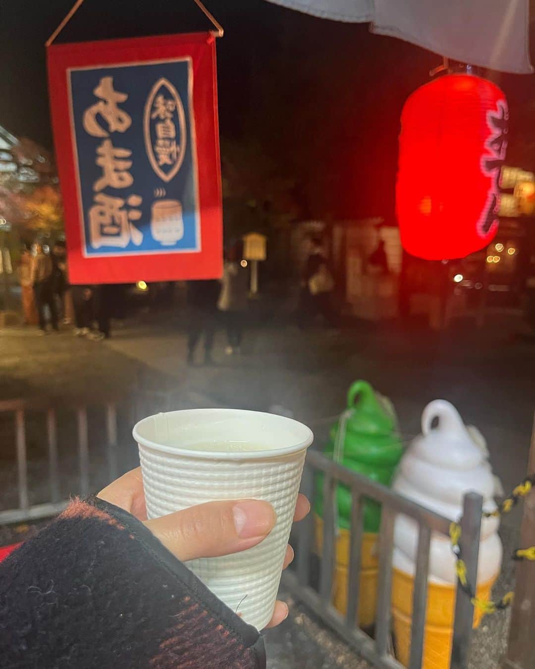福本敦子さんのインスタグラム写真 - (福本敦子Instagram)「I LOVE YOU KYOTO😭😭 #京都 自分にとって都会の生活で忘れてたものをパッと取り戻せるところ。 飲食店が多くて働いてる人たちの顔が好き。ちなみに自分が疲れてる時、物を落としたり電車間違えたりコーヒーこぼしたり必ずするからそういう〝町からのメッセージ〟っぽい事が起こりやすいところも好き。さすが神様がたくさんいるところだわ⛩️ LIST： 1.園の賑わい　#鍵善良房  　旅のおやつ 2. 関西のお仕事でいつもと違う感じの服　💛 3.京都の虹 4.寒さ痺れる寺での甘酒最高/高台寺 5.清水寺から見る夜の京都 　（特別拝観） @feel_kiyomizudera  人がたくさんいたんだけどそれに負けない磁場感じるさすが清水🙏 6.色々ドラマチックな高台寺 　（特別拝観）  7.京都はいたるところにこんな生花あってうれしい 8.個人的パワースポット　鴨川 　地下水が流れる京都はやっぱり水が大事？鴨川行くと元気になる 9.魯山人のうつわ　#何秘館  　祇園四条にあるのにゆっくり見れる 私立美術館。サイズは大きくないけど 建物が面白いし静かだし、busy な京都にちょうどいい。→ #kahitsukan 10.自然のキラキラがたくさん🍁」11月21日 9時44分 - uoza_26