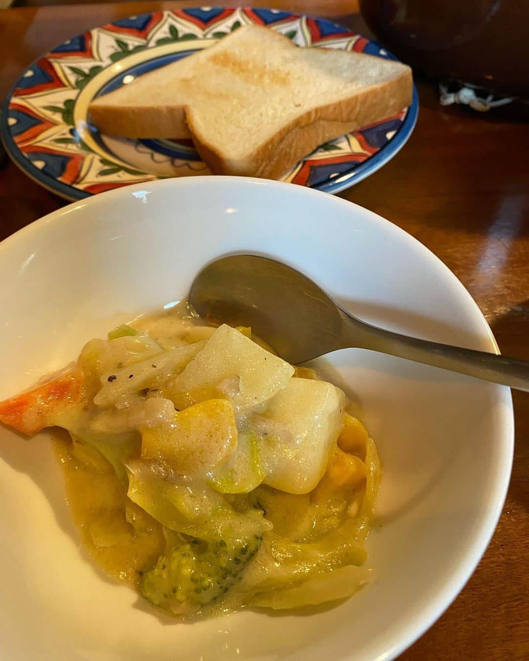 タテタカコのインスタグラム：「美幸さんがルーから手作りされた豆乳シチュー、優しくて野菜たっぷり🥦ご馳走様です。🙏朝早くからありがとうございました！✨  #高橋夫妻のごはん」