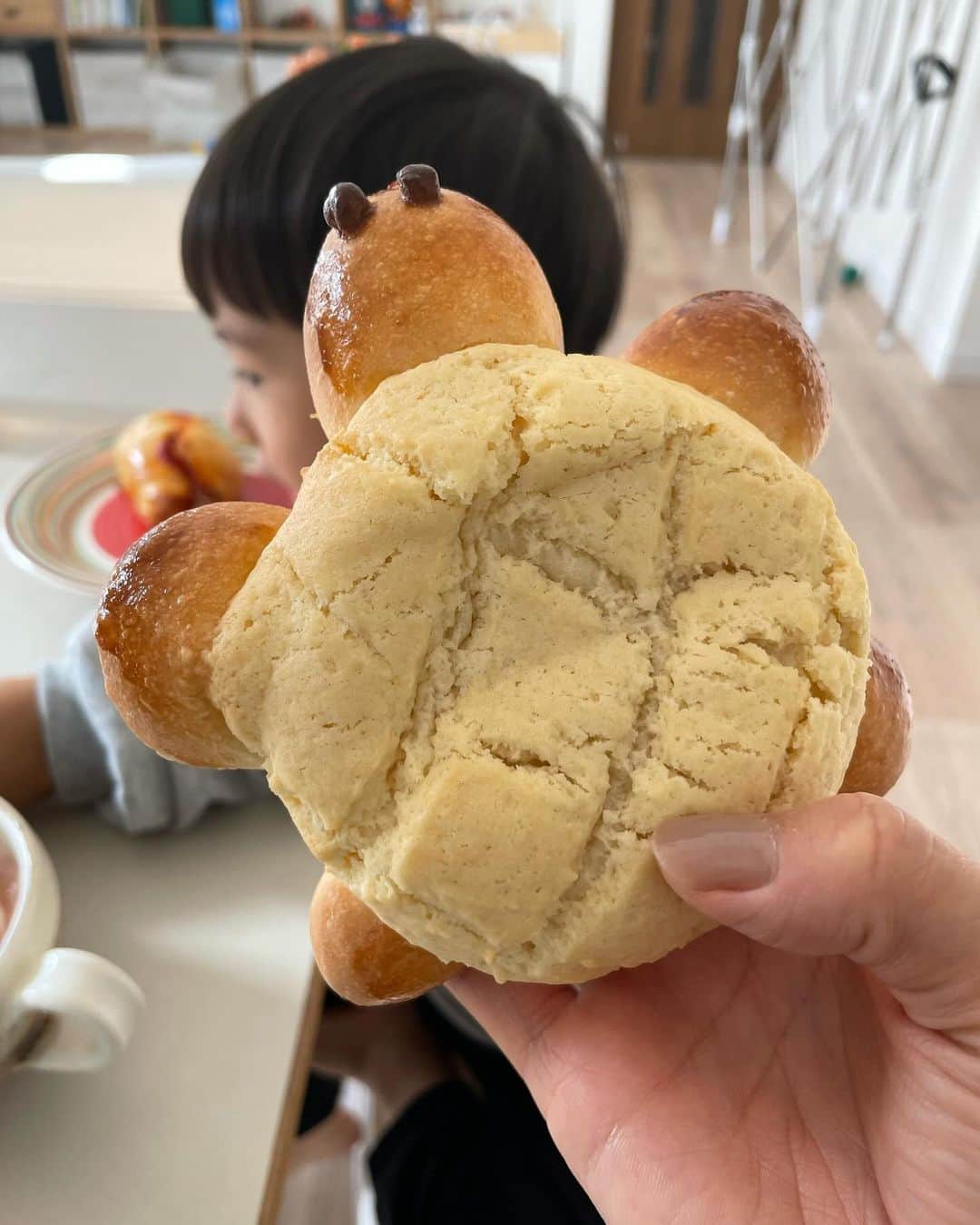 山崎愛香さんのインスタグラム写真 - (山崎愛香Instagram)「. 最近パンどろぼうブームの息子とパン作り👩🏻‍🍳🧑🏻‍🍳 今回は最新作に出てくるメロンパンといつも作るウインナーパン。 パン作りって手順と発酵時間が大事だと思っていたけど、子どもと作っても意外となんとかなるんです。 生地を触りすぎても破れても発酵時間過ぎても、焼きたては美味しい❤️ メロンパンも「パンにクッキー生地乗せればいいんでしょ🤪」くらいでレシピを調べず手順を間違えて作っても、なんとかなる。笑 #パンどろぼう #パンどろぼうとほっかほっカー  #パン作り #メロンパン」11月21日 9時41分 - manaka_yamazaki