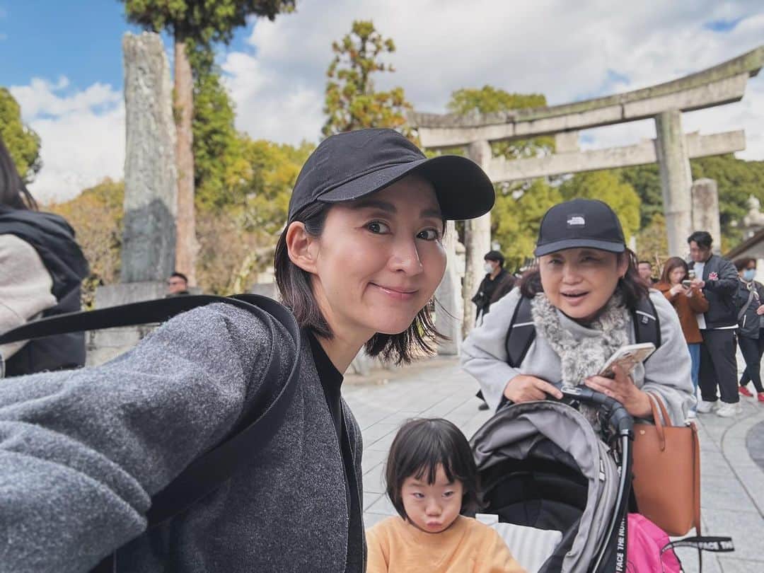 安堂サオリさんのインスタグラム写真 - (安堂サオリInstagram)「数え年でしっかりと七五三を済ませていた娘ですが。  急遽、太宰府天満宮で御祈祷をお願いすることに。  御祈祷中もエネルギー爆発する娘に、 皆さん温かく接してくださり、 神主さんも優しいお言葉をかけてくださって… 恐縮しきりでしたが。  お願いして良かった！！  娘大はしゃぎ、 母も大喜びでした。  #太宰府 #太宰府天満宮 #3歳児 #七五三」11月21日 9時41分 - saorian