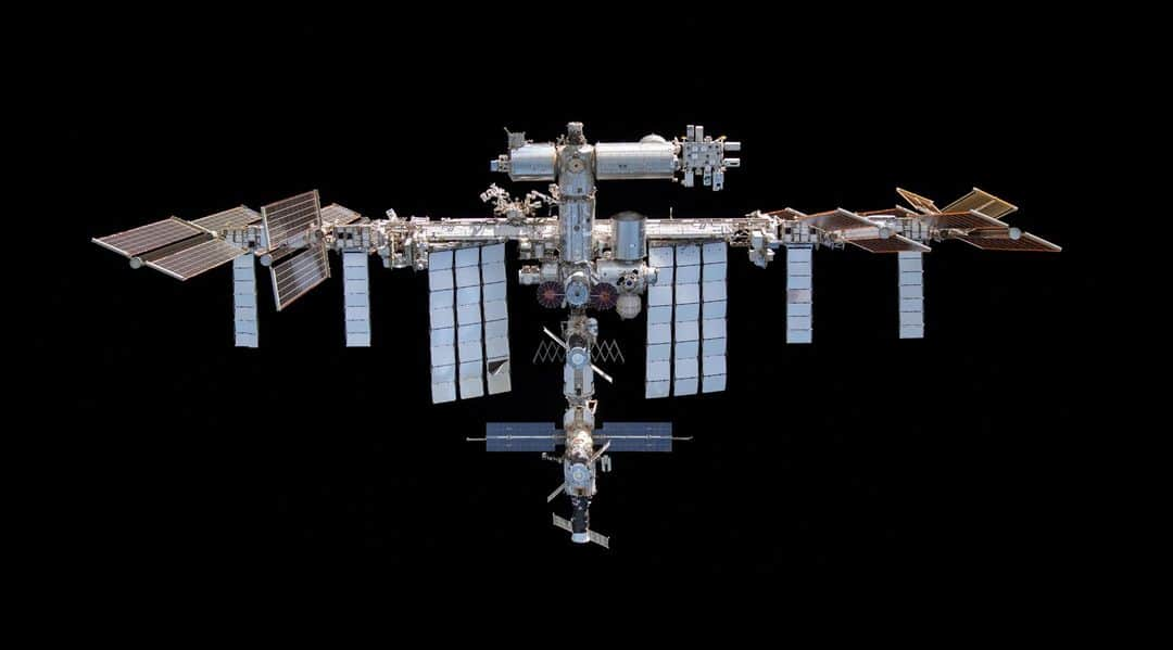 国際宇宙ステーションのインスタグラム：「On Nov. 20, the International Space Station passes 25 years since the first module launched into orbit. The Zarya module lifted off in November 1998 from the Baikonur Cosmodrome in Kazakhstan and would shortly be joined by the Unity module less than a month later. Through this global endeavor, 273 people from 21 countries now have visited the unique microgravity laboratory that has hosted more than 3,000 research and educational investigations from people in 108 countries and areas.  This mosaic depicts the International Space Station pictured from the SpaceX Crew Dragon Endeavour during a fly around of the orbiting lab that took place following its undocking from the Harmony module’s space-facing port on Nov. 8, 2021.  #nasa #roscosmos #esa #jaxa #csa #international #space #station」