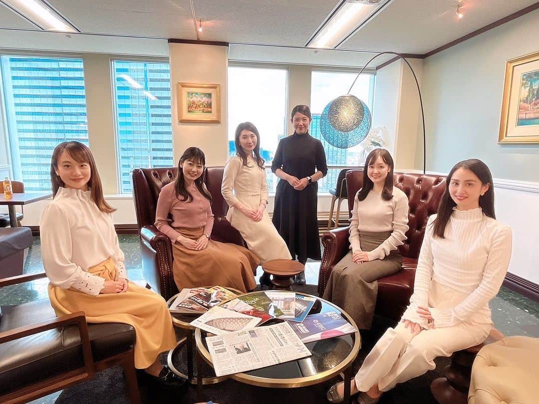 樋田かおりのインスタグラム：「女子アナ広報室のメンバーは普段メディア訪問したり取材に行ったりイベント司会に行ったりと様々ですが、昨日は6人がオフィスに集まりました📸 ランチは社員食堂にて🍴  声・伝える力で企業の成長に貢献したい方が集まっているトークナビです🎤 ただいま広報プロデューサー募集中💐 https://www.wantedly.com/projects/1510547」
