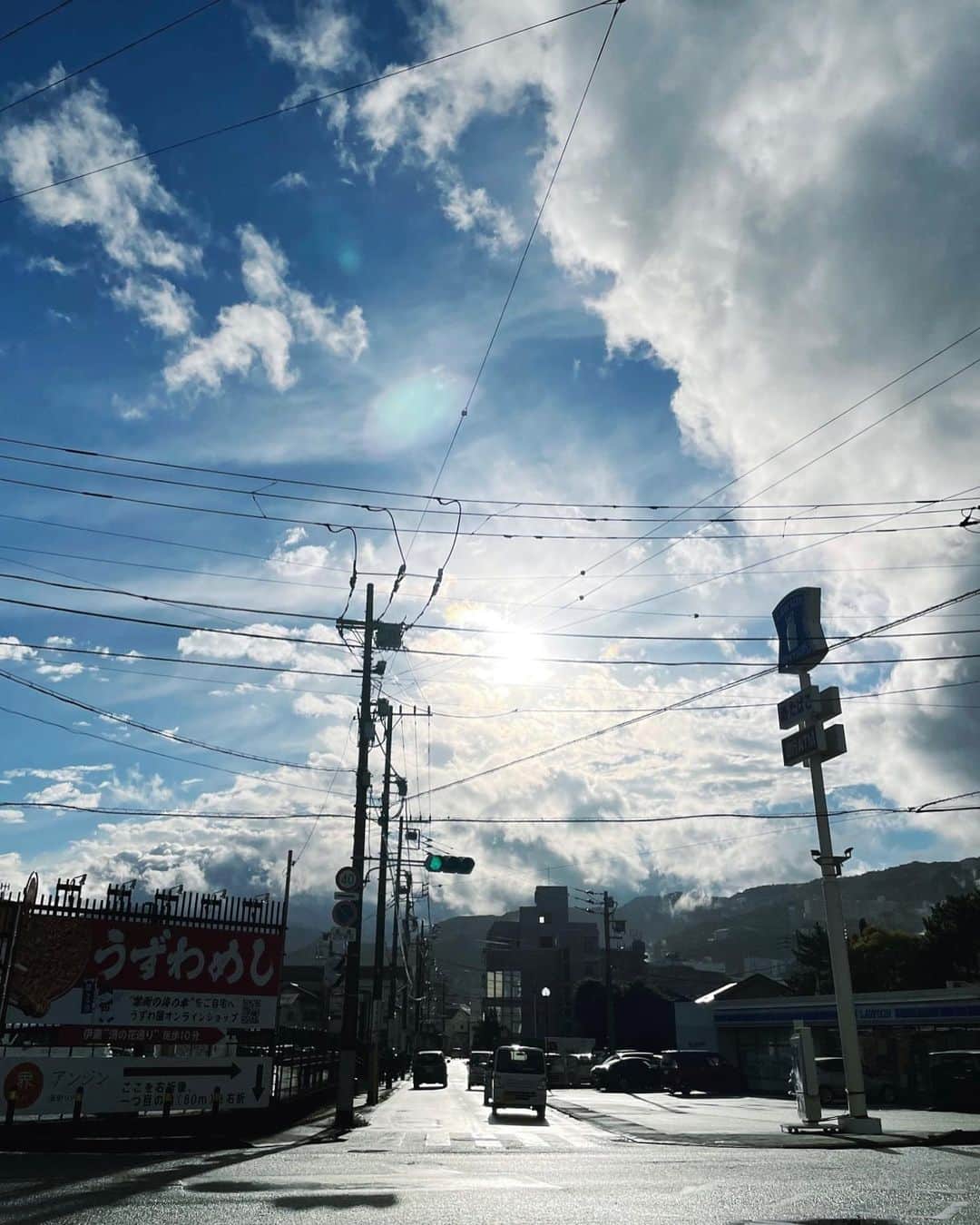 のインスタグラム：「雨上がり。まるで山から煙が上がって、白く燃えているようだった。  #伊東市 #伊東の暮らし #伊東のいいとこ #わたしといとうと  #itocity #ito #izu #japanview」