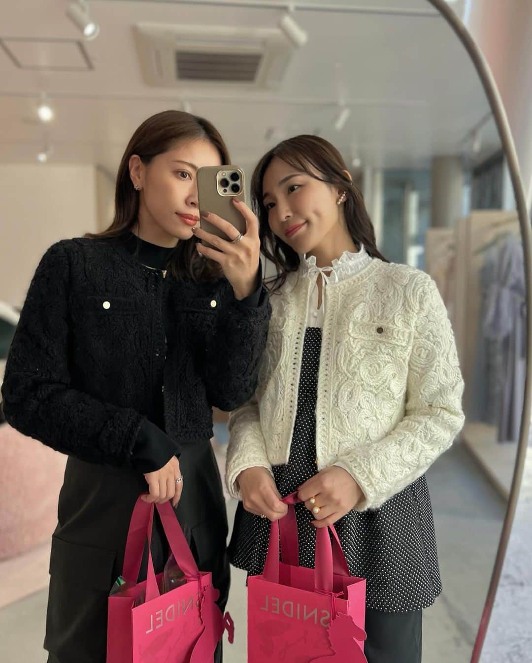 shizuka.watanabeのインスタグラム：「昨日はSNIDEL POP-UPに行ってきたよ♡  SNIDELが提案するホリデーコレクション もうそんな季節なんだね〜🎄🩷  デートや冬のお出掛けにぴったりなアイテムがたくさんありました♪  ピンクの限定ショッパーは23日（木）からお店でもらえるみたいだよ！  限定ショッパーも可愛くてギフトにも喜ばれそう🎁  SNIDELらしい会場も可愛すぎました🩷 これからのホリデーシーズン、わくわくしてくるね〜♪  @snidel_official @snidelbeauty #PR #SNIDEL #スナイデル　#23WinterSNIDEL #snowmagicholiday #POPUP」