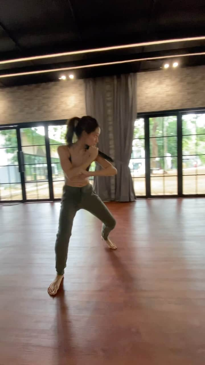 Cinta Lauraのインスタグラム：「✨ Something New: Day 1 ✨  Aku tipe orang yang selalu suka belajar dan mendalami suatu skill jauh sebelum ada kebutuhan untuk melakukannya. Aku dulu emang sempat belajar Muay Thai hampir 2 tahun, tapi ternyata skill bela diri untuk kebutuhan camera agak berbeda.   Selama beberapa hari kedepan, aku akan share sama kalian progress latihan menyenangkan ini. Untuk sekarang ini semua for fun aja, tapi siapa tahu bisa dipake suatu hari untuk kebetuhan kerjaan.   It’s always better to practice well in advance than wait to the last minute!   Choreo by @reza.hilman 🔥」